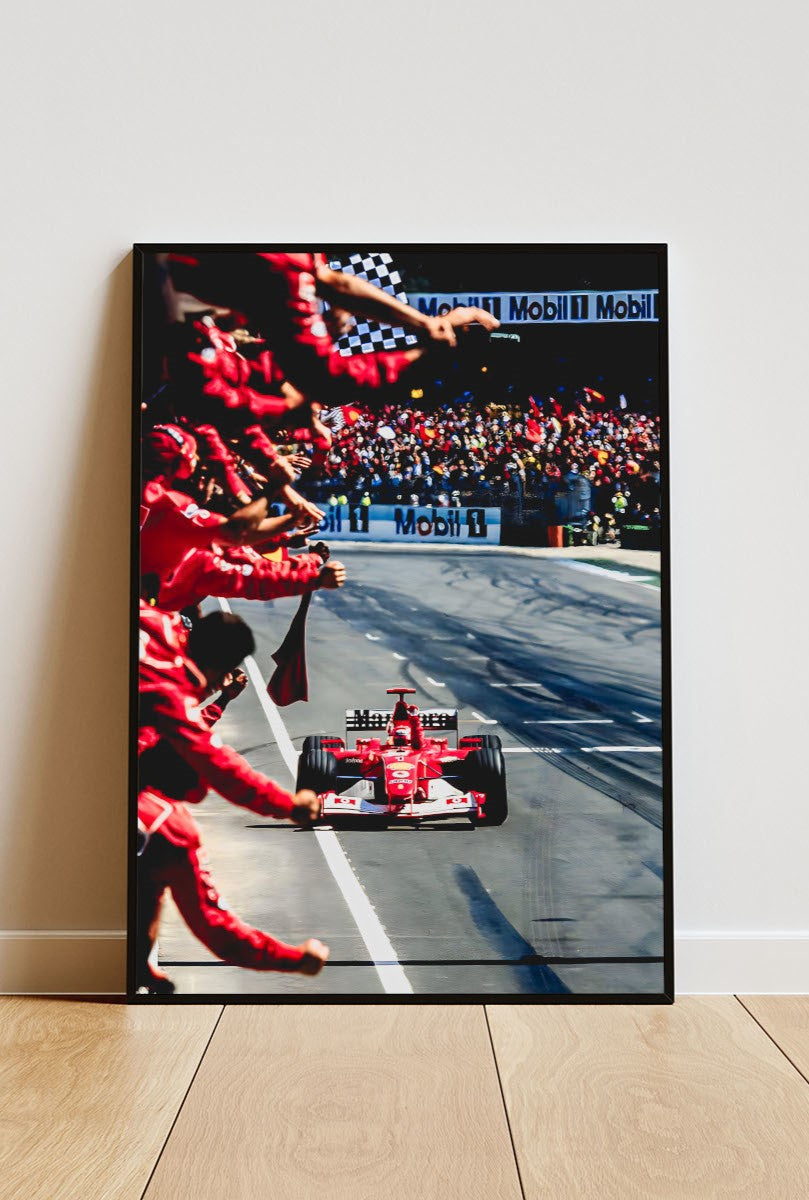 Close up Poster mit Rahmen Michael Schumacher fährt über Zielline beim Formel 1 Rennen und sein Team Jubelt mit Ferrari in rot blau grau schwarz weiß