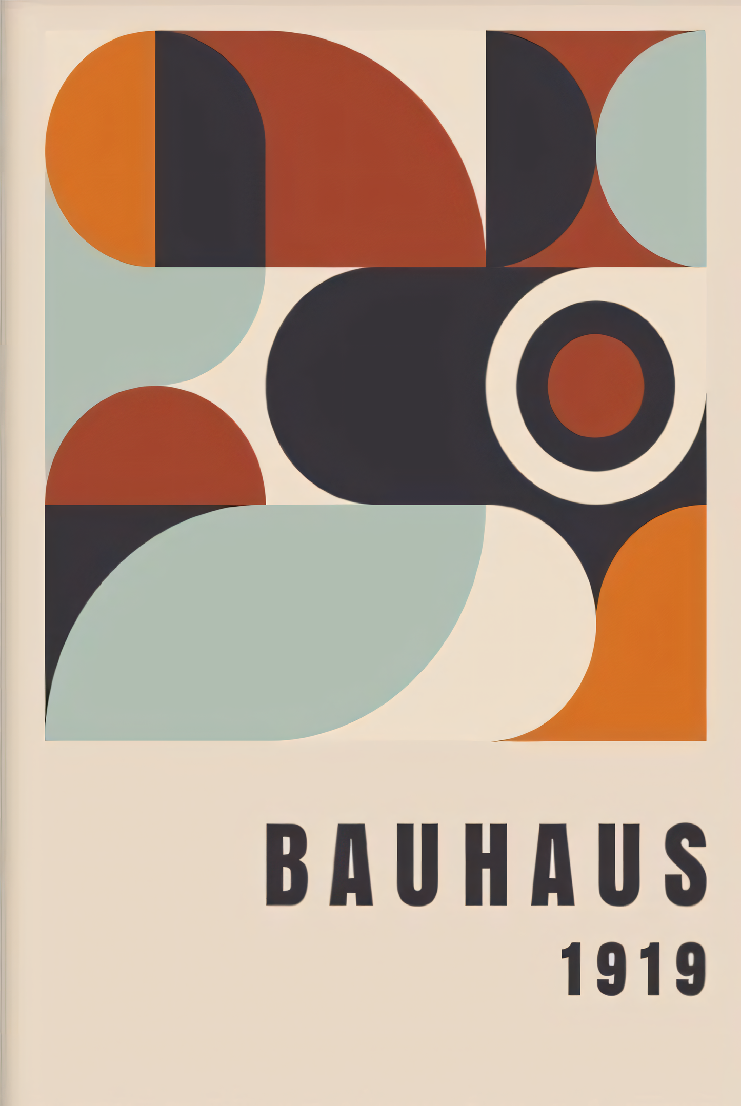 Nahaufnahme Poster mit Rahmen Bauhaus Ausstellung 1919 mit orange rot schwarz in geometrischen Formen auf Beigen hintergrung