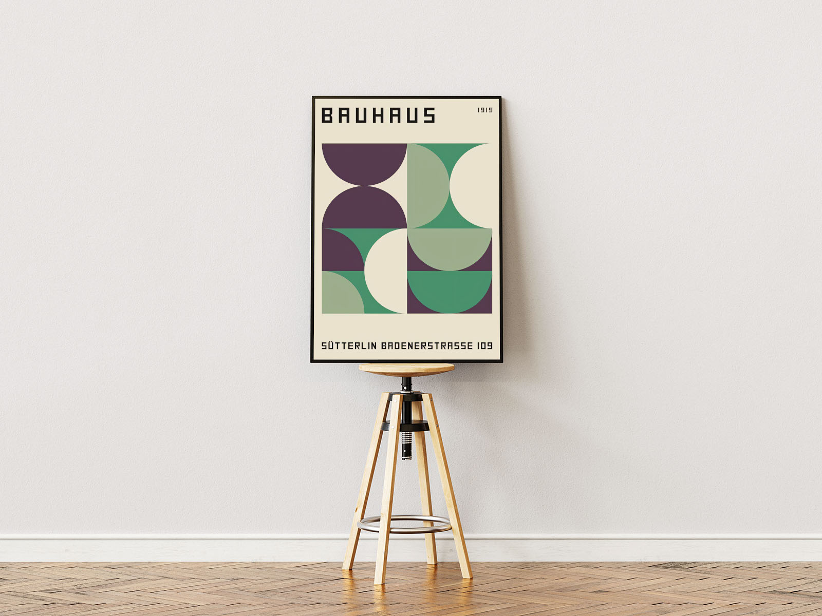 Poster Ständer  Poster mit Rahmen Bauhaus Ausstellung Überschrift mit Geometrischen Formen in grün und violett schwarz auf Beigen Hintergrund