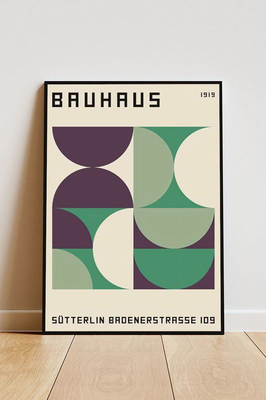 Close-up Poster mit Rahmen Bauhaus Ausstellung Überschrift mit Geometrischen Formen in grün und violett schwarz auf Beigen Hintergrund