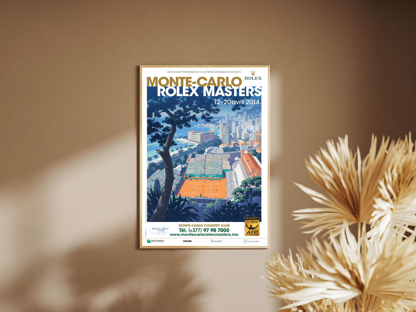 Holzrahmen  Poster mit Rahmen von Vogelperspektive Tennisplatz in monaco  in tennisstadium mit publikum und baum im vordergrund mit beschreibung und überschrift in weiß gold orange blau