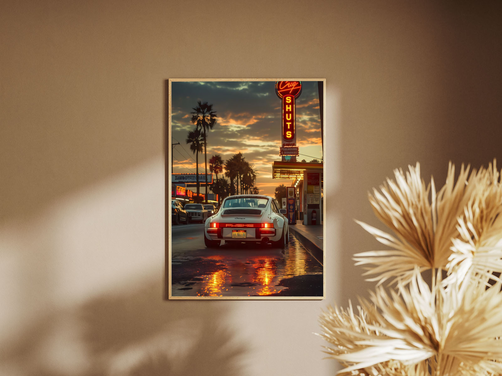 Holzrahmen Poster mit Rahmen im Vintage Stil ein Porsche 911 an einer Tankstelle mit Sonnenuntergang und Palmen in rot weiß grau orange 