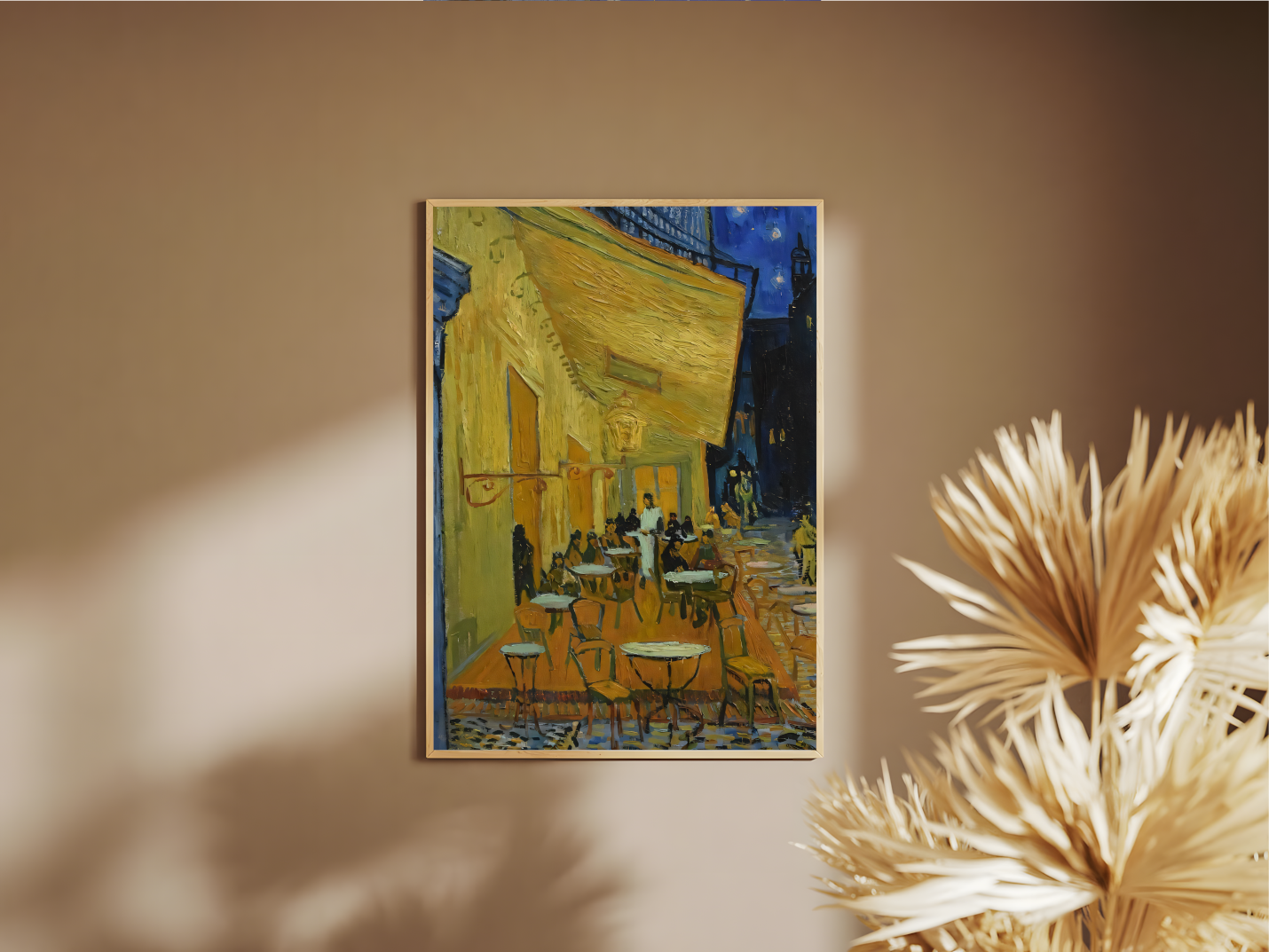 Holzrahmen Poster mit Rahmen von Van Gogh gezeichnetes Gemälde von einer Kafeterrasse neben einer Straße in blau schwarz gelb 