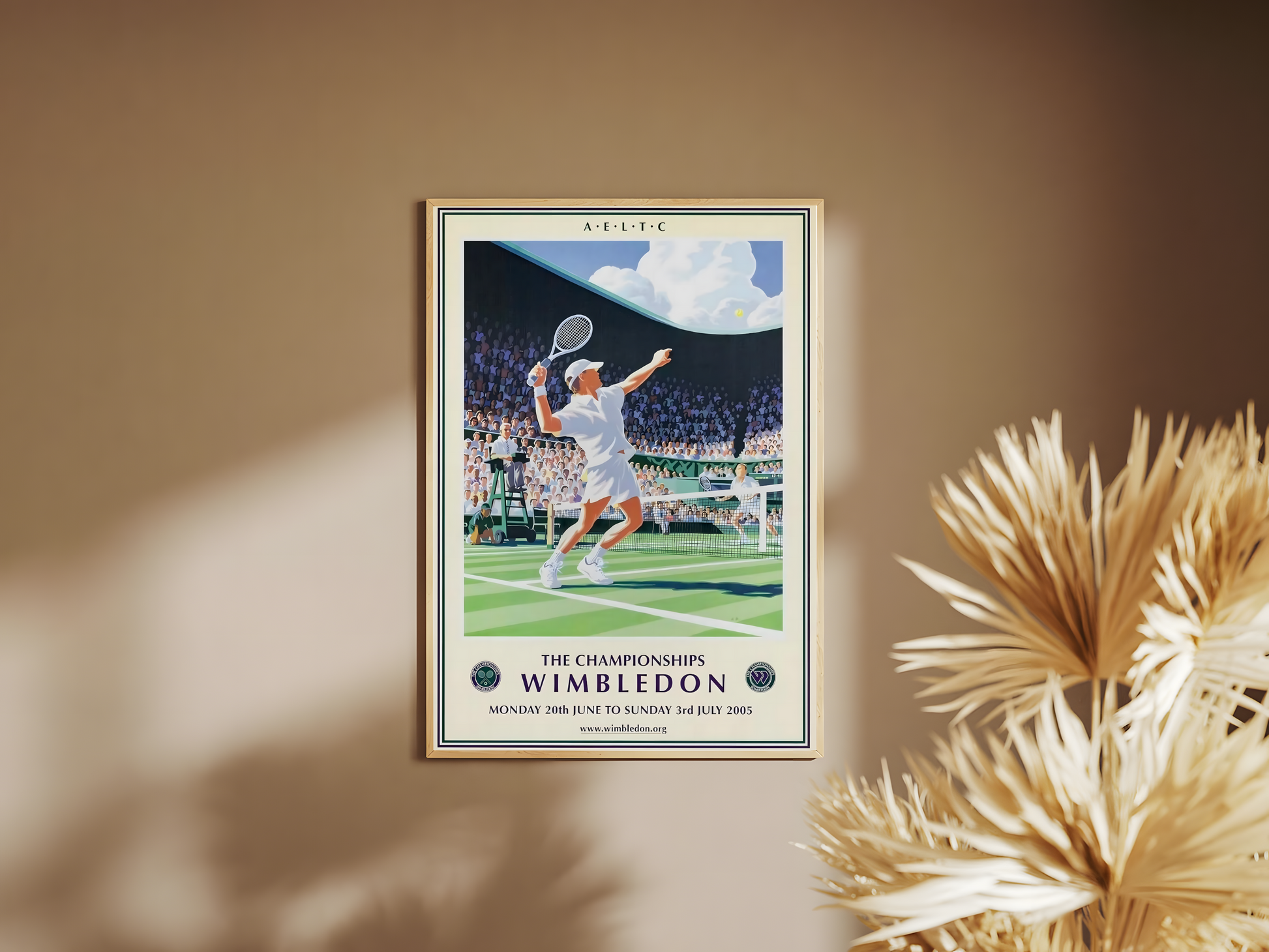 Holzrahmen Poster mit Rahmen Tennisspieler im Tennisstadium mit Publikum auf Tennisplatz im gezeichneten Vintage Stil mit beschriftung und beiger umrandung beige grün weiß schwarz