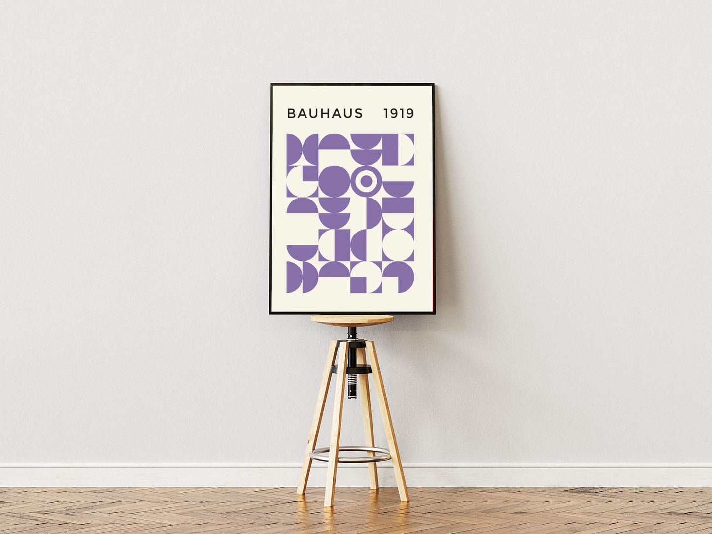 Poster ständer  Poster mit Rahmen Bauhaus Ausstellung 1919 mit Geometrischen Formen mit Kreisen Halbkreisen in violett mit Überschrift auf Beigen hintergrund  