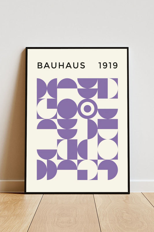 Close-up Poster mit Rahmen Bauhaus Ausstellung 1919 mit Geometrischen Formen mit Kreisen Halbkreisen in violett mit Überschrift auf Beigen hintergrund  