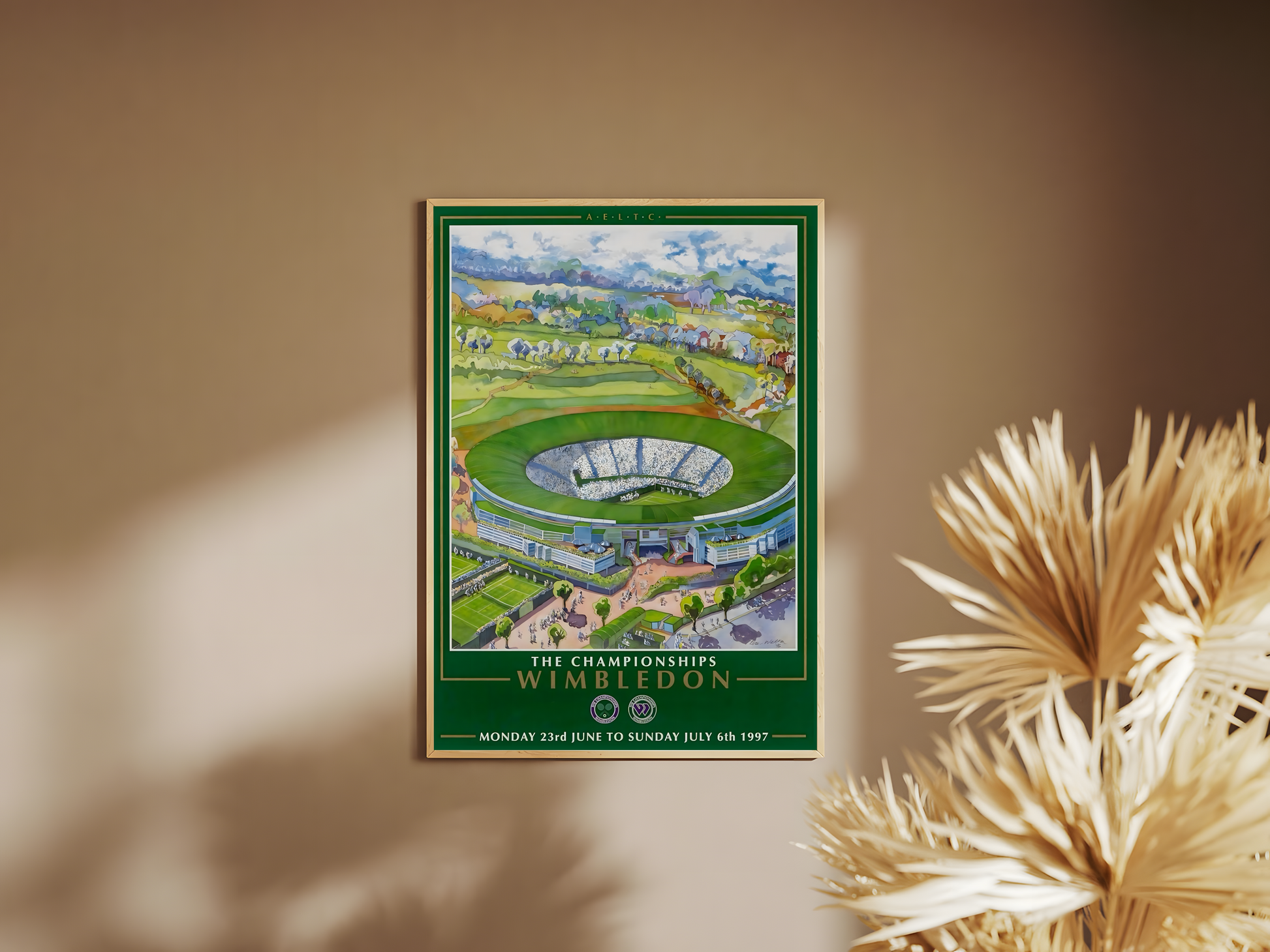 Holzrahmen  Poster mit Rahmen von Tennisstadium im gezeichneten Vintage Stil mit Landschaft beschreibung und beschriftung und Tennisplatz aus Vogelperspektive grün weiß blau 