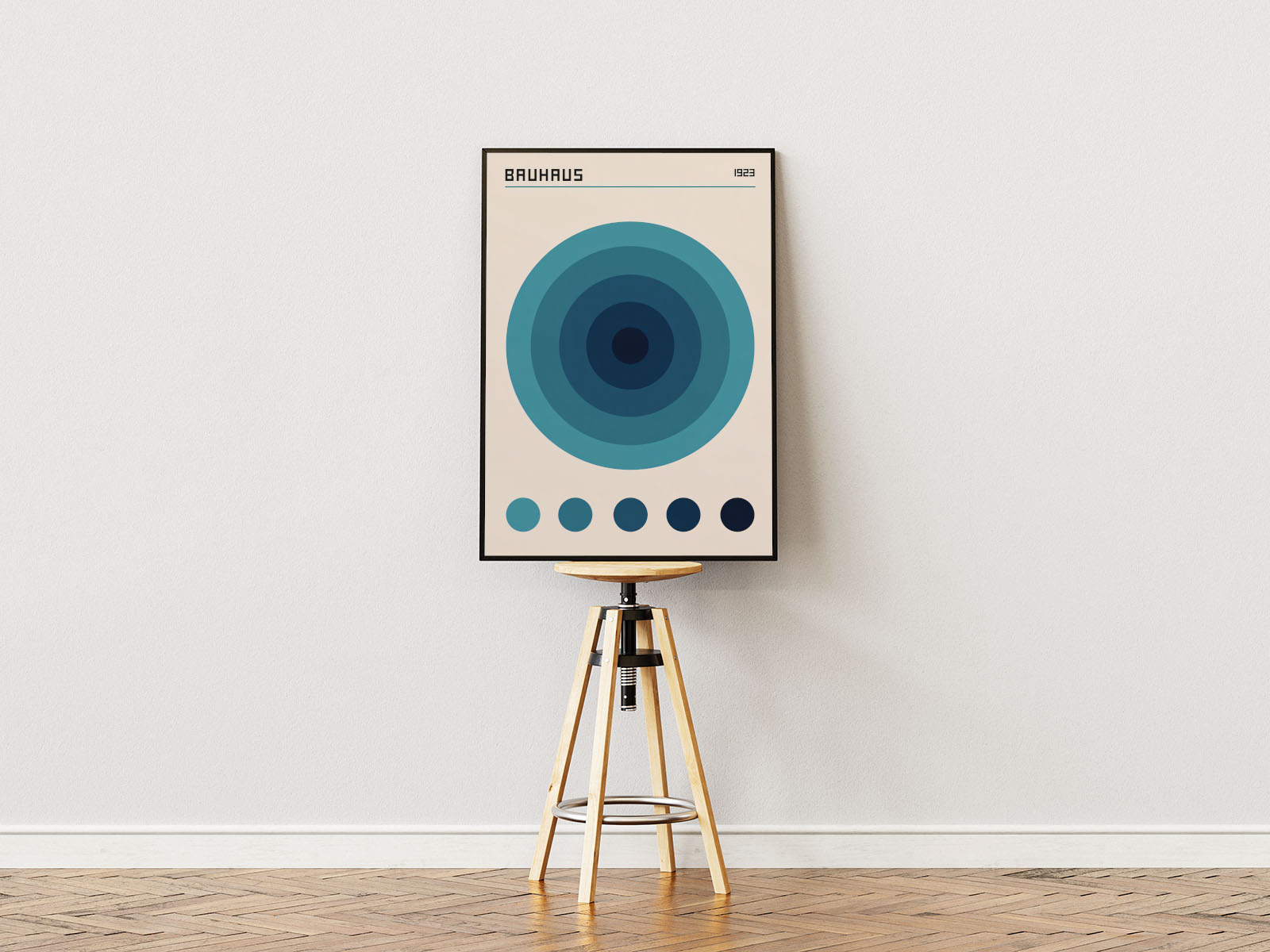 Poster ständer Poster mit Rahmen Bauhaus Ausstellung mit überschrift und geometrischen Formen Türkis Blauen Kreisen in verschiedenen Blautönen ineinander schwarz blau beige