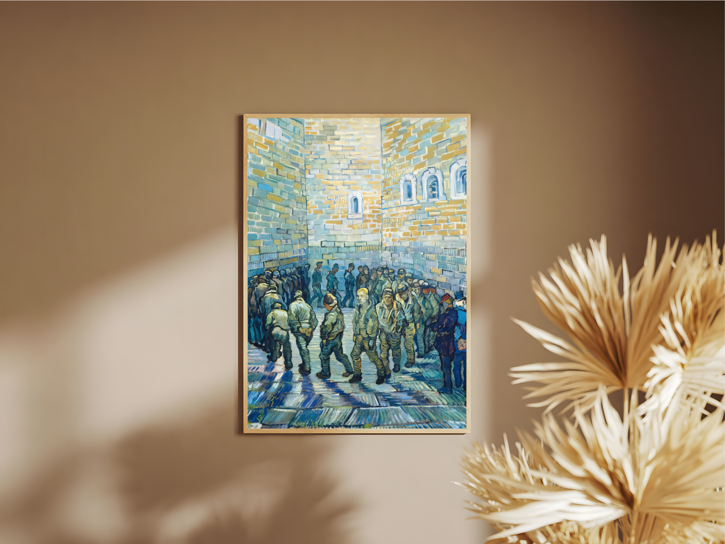 Holzrahmen  Poster mit Rahmen von gezeichnetem gemalten Gemälde von Van Gogh viele Gefangene gehen in einem Kreis eine Runde mit Aufseher daneben umrandet on beigen backsteinwänden blau beige weiß