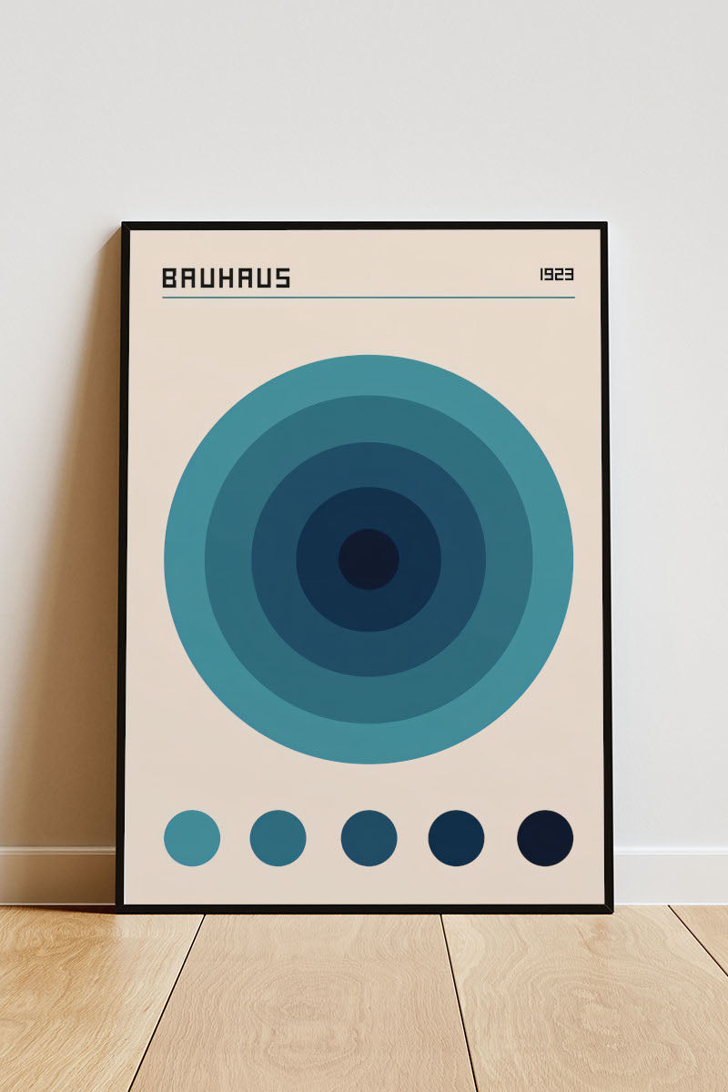 Close-up Poster mit Rahmen Bauhaus Ausstellung mit überschrift und geometrischen Formen Türkis Blauen Kreisen in verschiedenen Blautönen ineinander schwarz blau beige