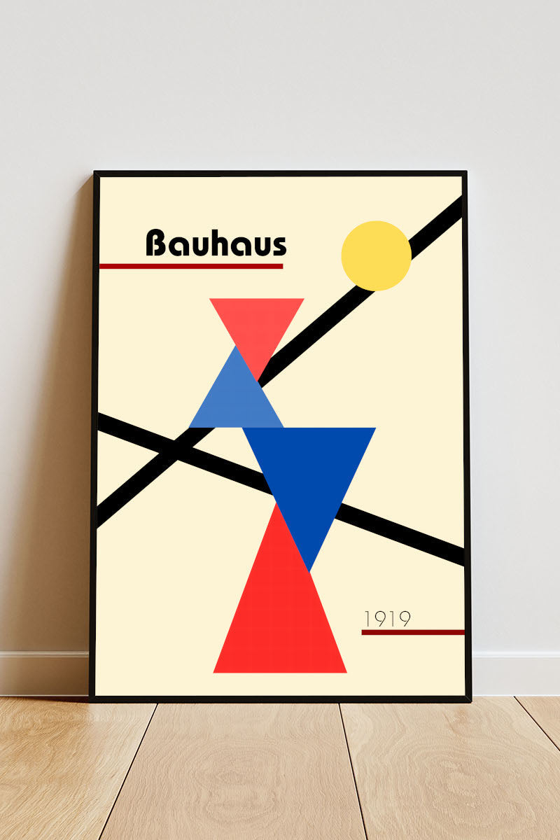 Close-up Poster mit Rahmen Bauhaus Austellung mit geometrischen Formen in rot blau orange schwarz mit dreiecken und linien und überschrift auf beigen hintergrund