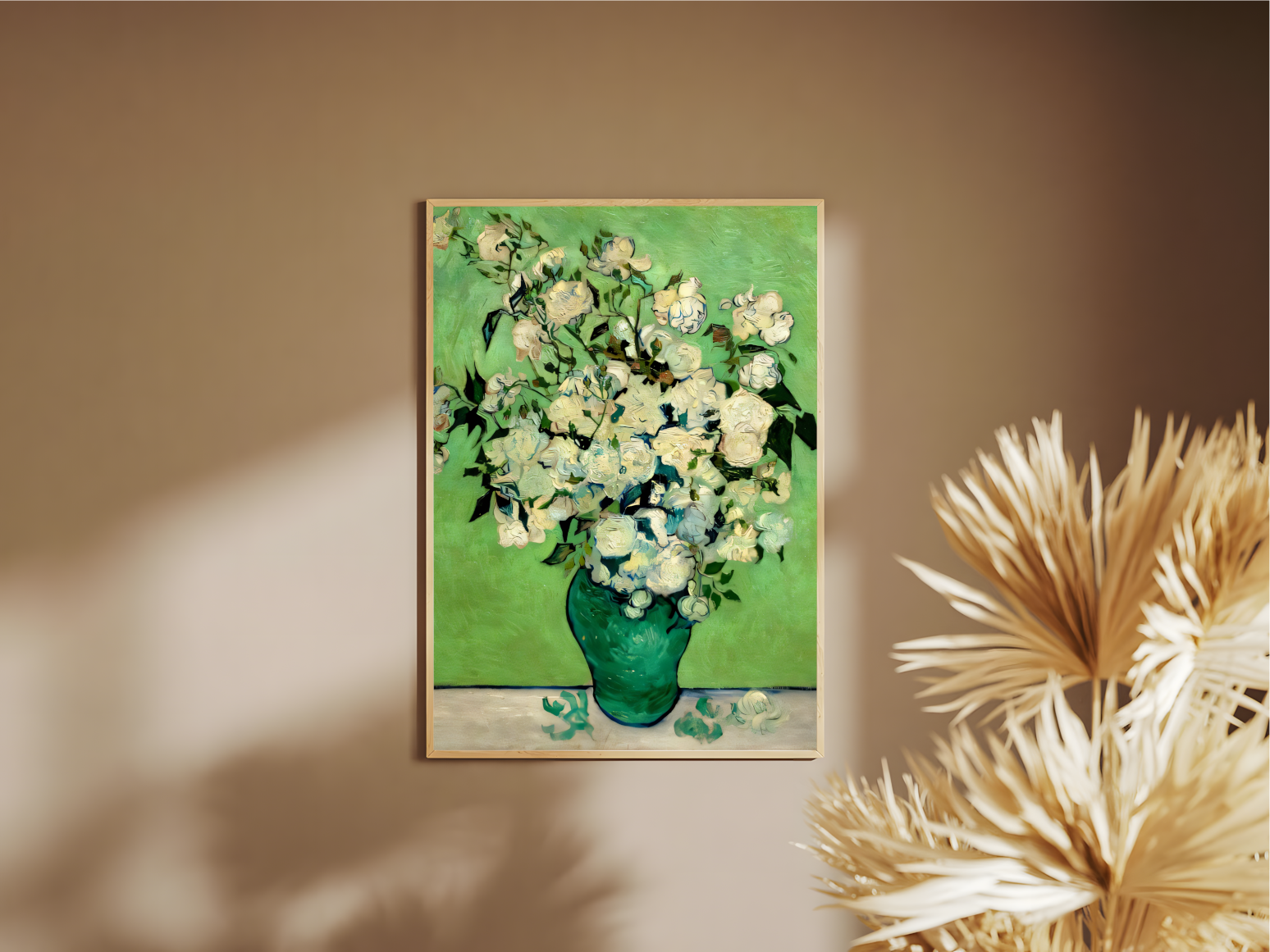 Holzrahmen Poster mit Rahmen Gemälde einer Vase mit Blumen auf Boden und grüner Wand weiß beige grün 