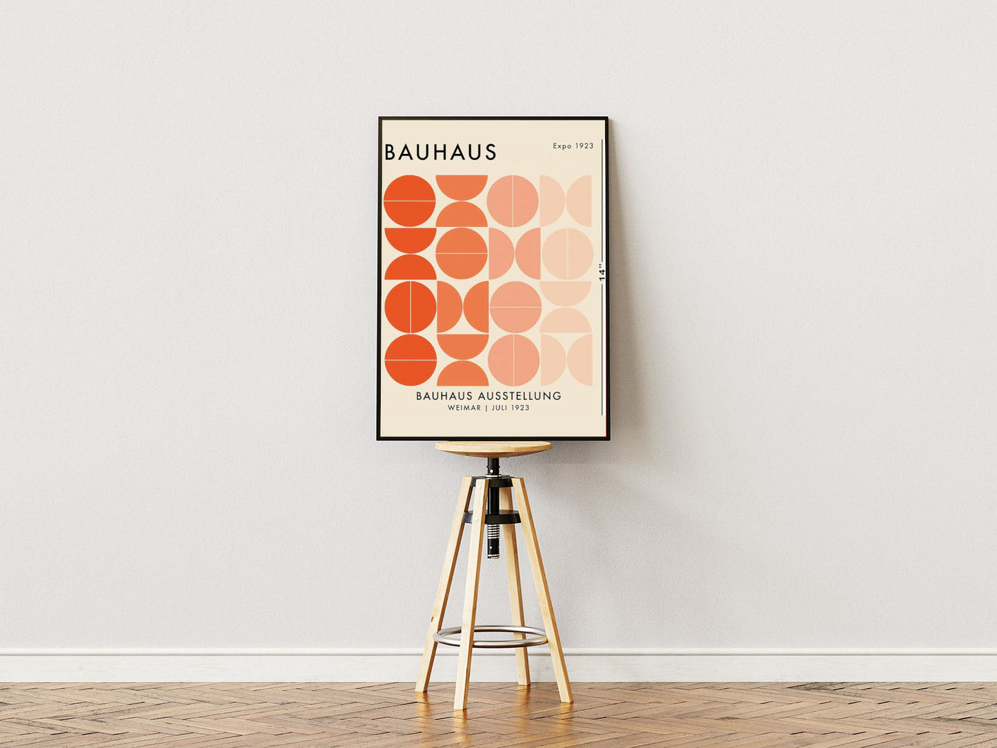 Poster ständer Poster mit Rahmen Bauhaus Ausstellung 1923 orange geometrische Formen mit kreisen und halbkreisen und beschreibung und überschrift auf Beigen hintergrund