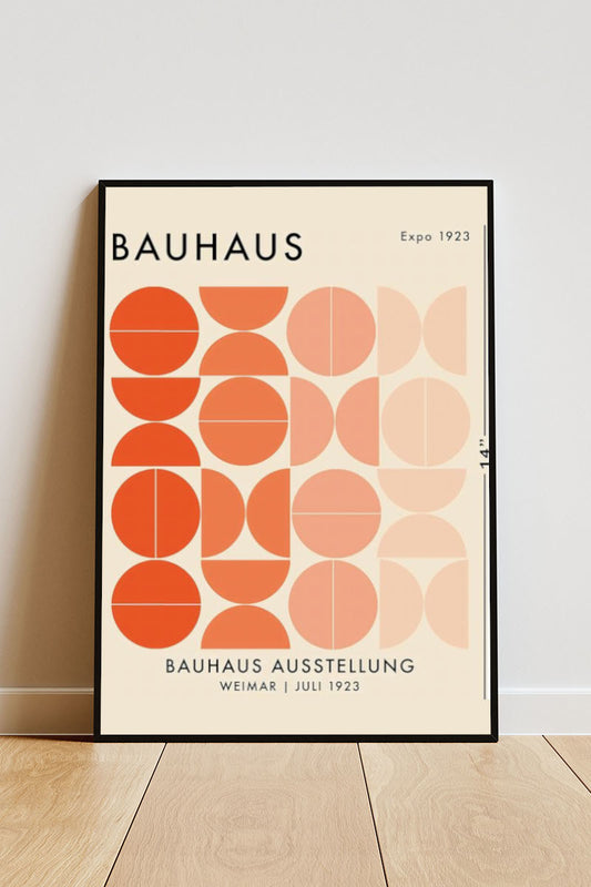 Close-up Poster mit Rahmen Bauhaus Ausstellung 1923 orange geometrische Formen mit kreisen und halbkreisen und beschreibung und überschrift auf Beigen hintergrund