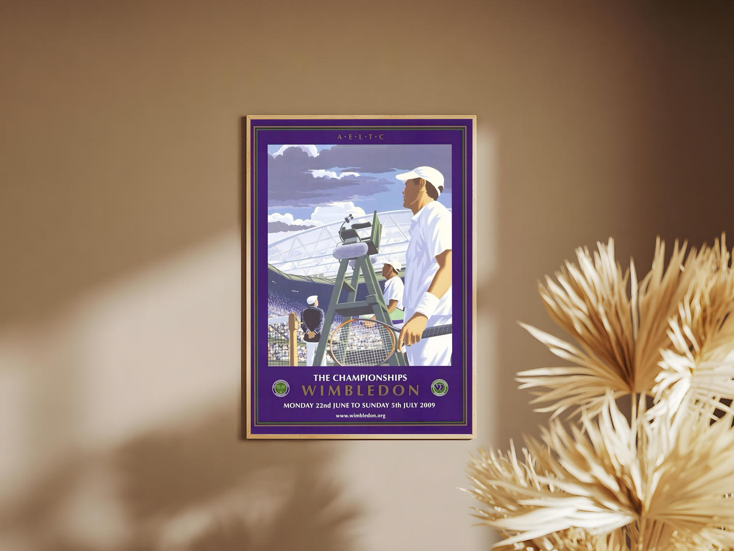 Holzrahmen Poster mit Rahmen Tennisspieler in Tennisstadium mit Publikum und wolken und beschriftung im gezeichneten Vintage Stil violett weiß beige