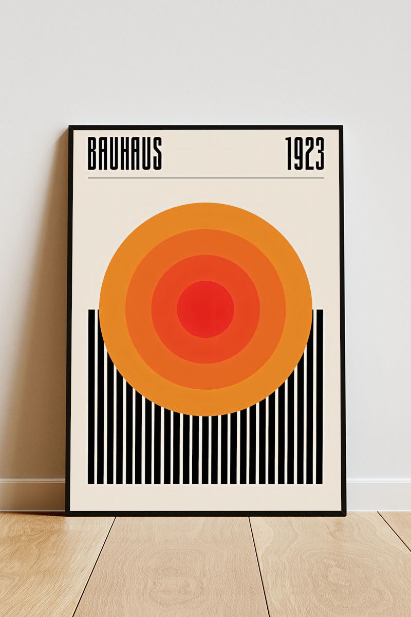 Close-up Poster mit Rahmen Bauhaus Ausstellung 1923 Geometrisches Design kreise in verschiedenen Orange Gelb tönen ineinander mit schwarzen Balken und Beigen hintergrund