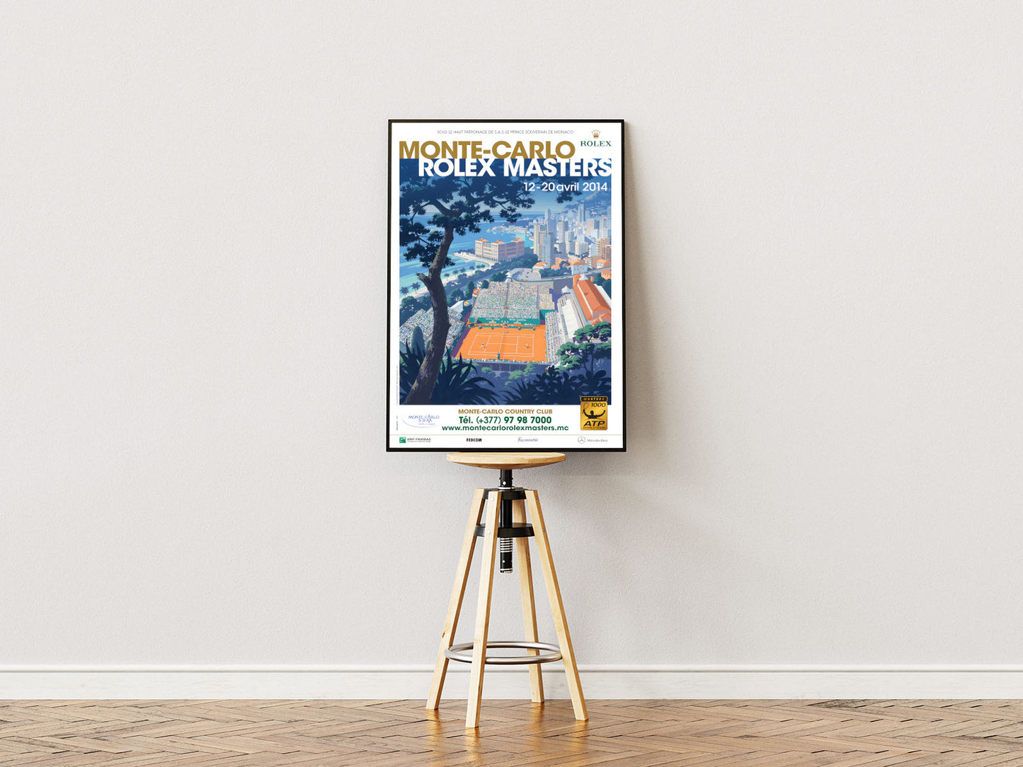 poster ständer  Poster mit Rahmen von Vogelperspektive Tennisplatz in monaco  in tennisstadium mit publikum und baum im vordergrund mit beschreibung und überschrift in weiß gold orange blau