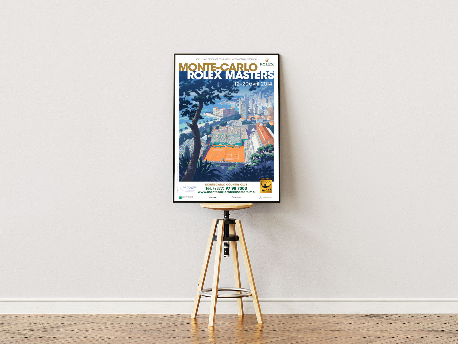 poster ständer  Poster mit Rahmen von Vogelperspektive Tennisplatz in monaco  in tennisstadium mit publikum und baum im vordergrund mit beschreibung und überschrift in weiß gold orange blau