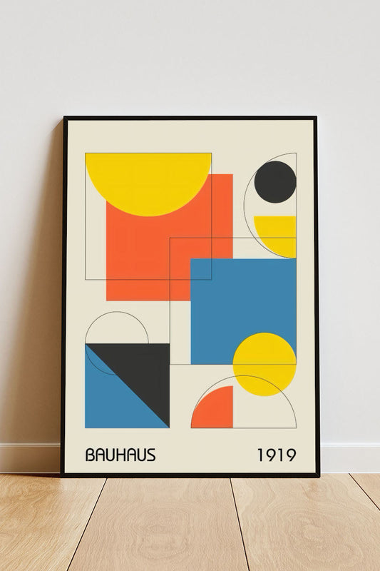 Close-up Poster mit Rahmen Bauhaus Ausstellung Design 1919 geomentrische Linien Quadrate Kreise und Halbkreise in orange gelb schwarz blau auf Beigen hintergrund