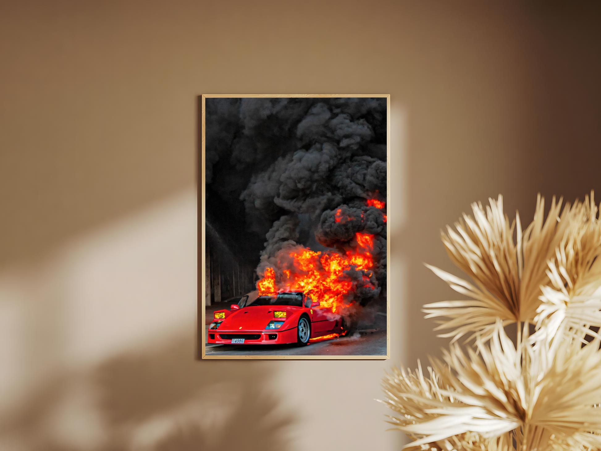 Holzrahmen Poster mit Rahmen brennender Ferrari in rot F40 auf der Straße mit sehr viel feuer und rauch aber er fährt noch nur hinterteil brennt schwarz grau rot orange