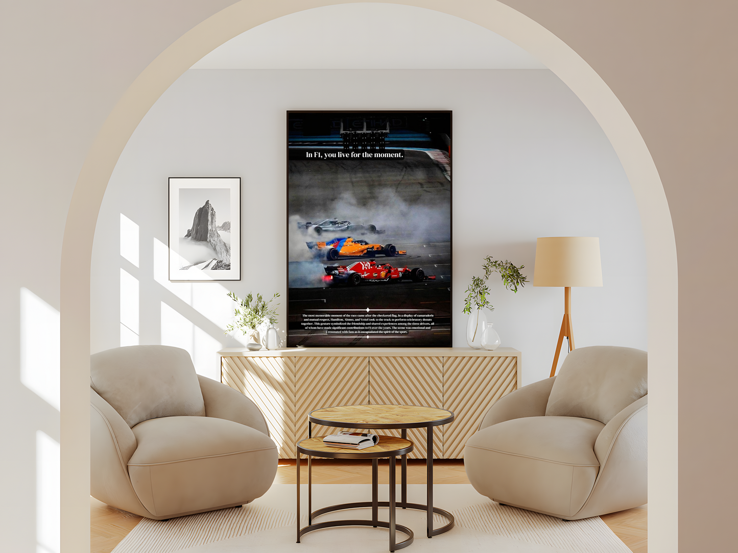 Wohnzimmer  Poster mit Rahmen 3 Formel 1 Autos machen Donuts an der Ziellinie mit rauch und überschrift und beschriftung in grau rot orange silber und blau