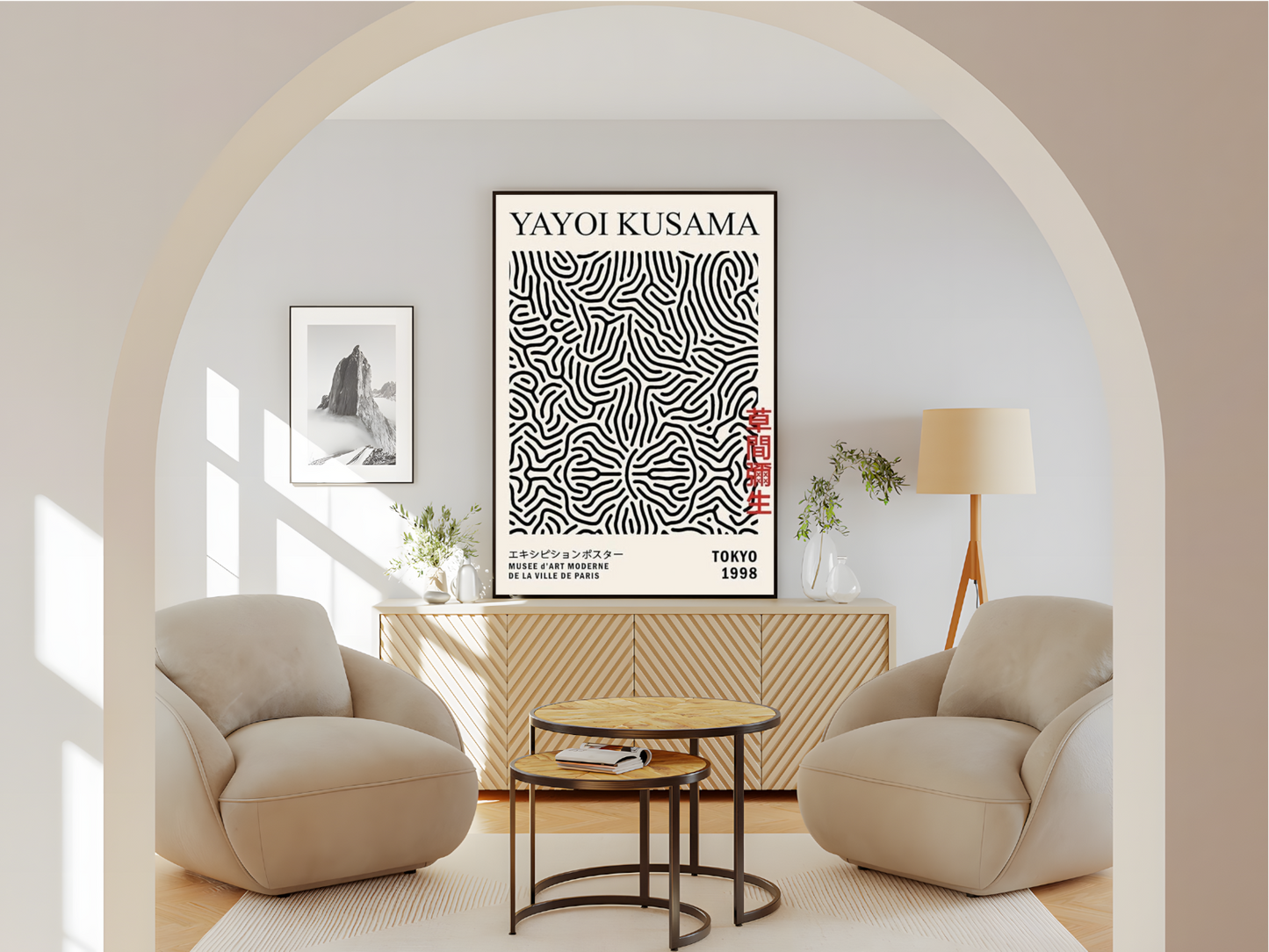 Wohnzimmer  Poster mit Rahmen Yayoi Kusama Design in schwarz mit schwarzen Linien mit überschrift und Beschriftung schwarz beige rot