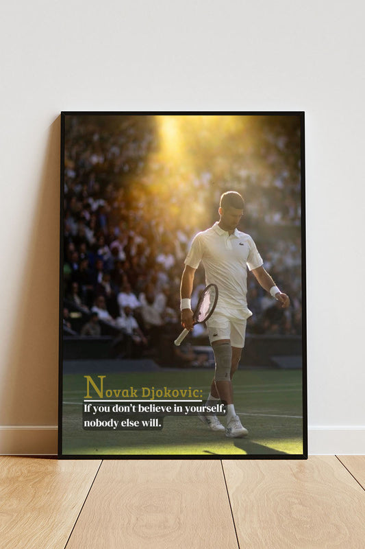 Close-up Poster mit Rahmen Tennisspieler auf Tennisplatzt mit Sonnenschein beleuchtung in Tennisstadium mit Publikum, motivationszitat und überschrift schwarz gold gelb grün weiß