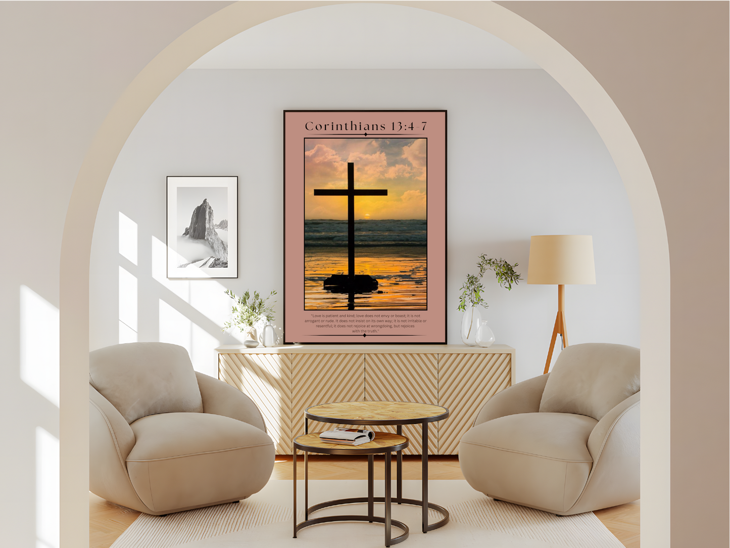 Wohnzimmer Poster mit Rahmen von Landschaft und Meer mit religiösen Kreuz und Bibelzitat und Überschrift und Sonnenuntergang mit Rosa umrandung in rosa schwarz orange blau weiß