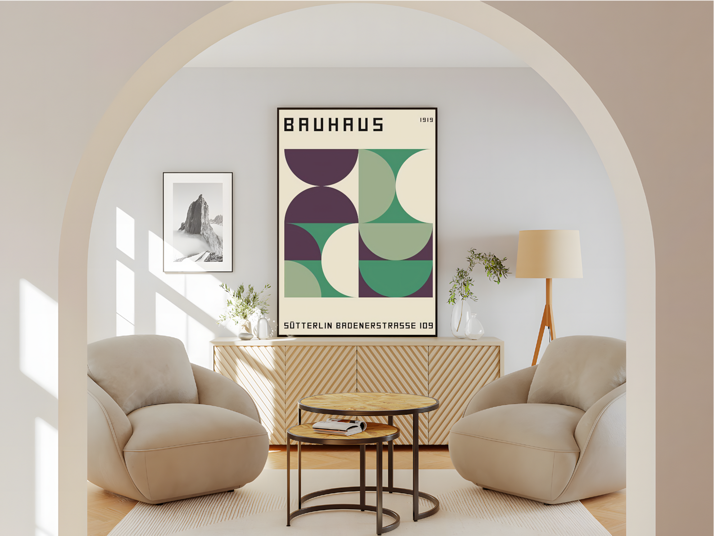 Wohnzimmer  Poster mit Rahmen Bauhaus Ausstellung Überschrift mit Geometrischen Formen in grün und violett schwarz auf Beigen Hintergrund