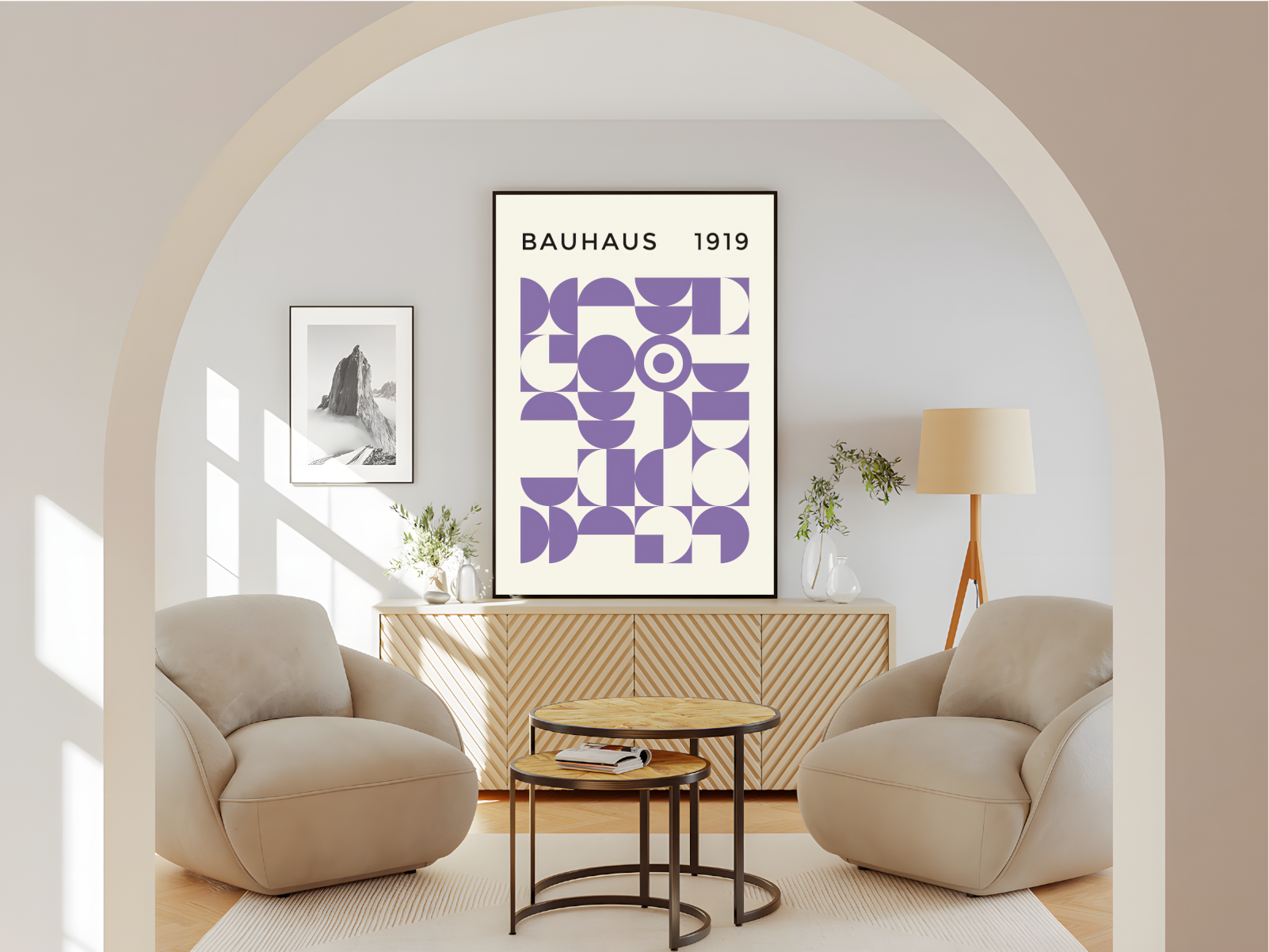 Wohnzimmer  Poster mit Rahmen Bauhaus Ausstellung 1919 mit Geometrischen Formen mit Kreisen Halbkreisen in violett mit Überschrift auf Beigen hintergrund  