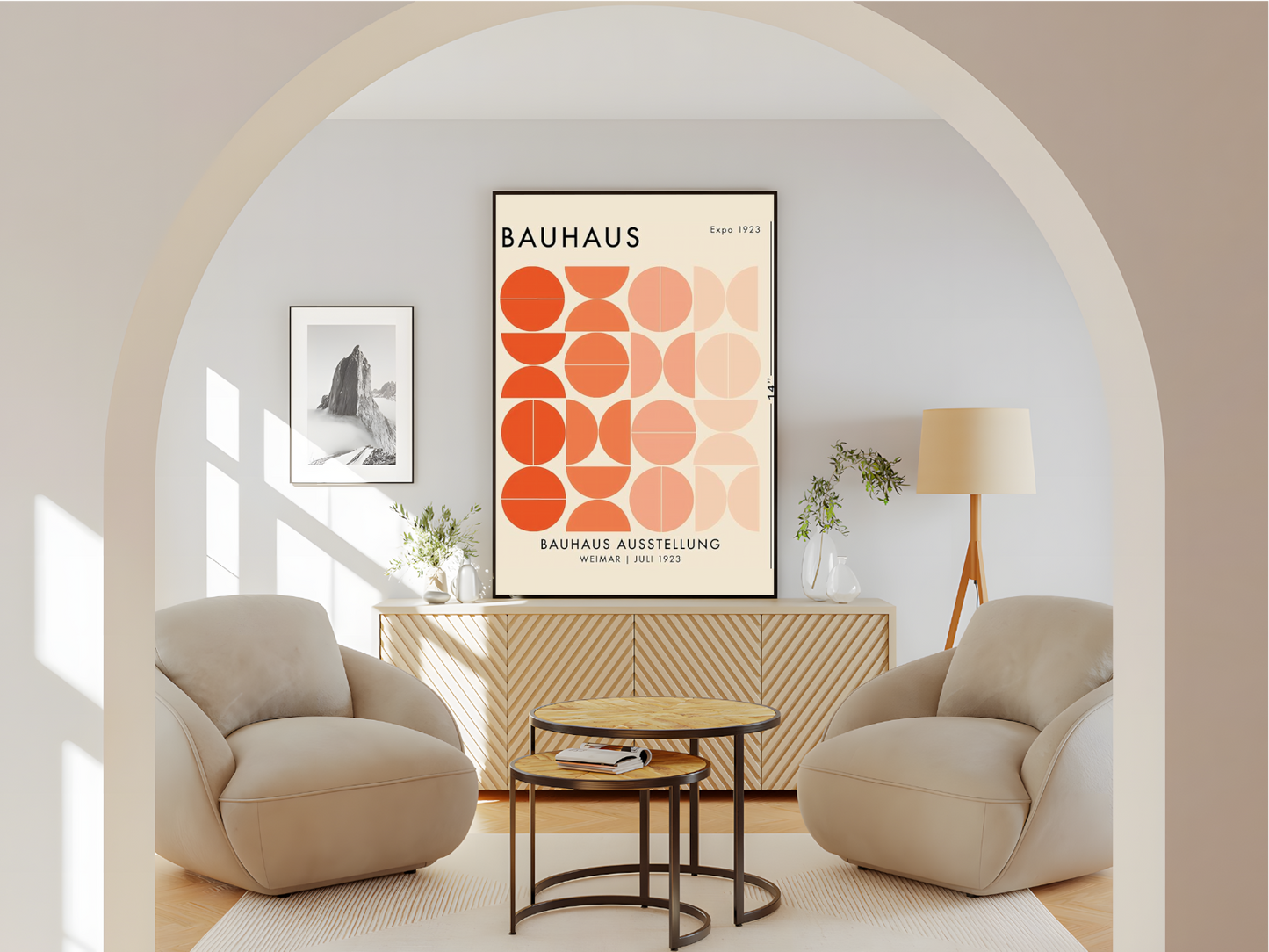 Wohnzimmer Poster mit Rahmen Bauhaus Ausstellung 1923 orange geometrische Formen mit kreisen und halbkreisen und beschreibung und überschrift auf Beigen hintergrund