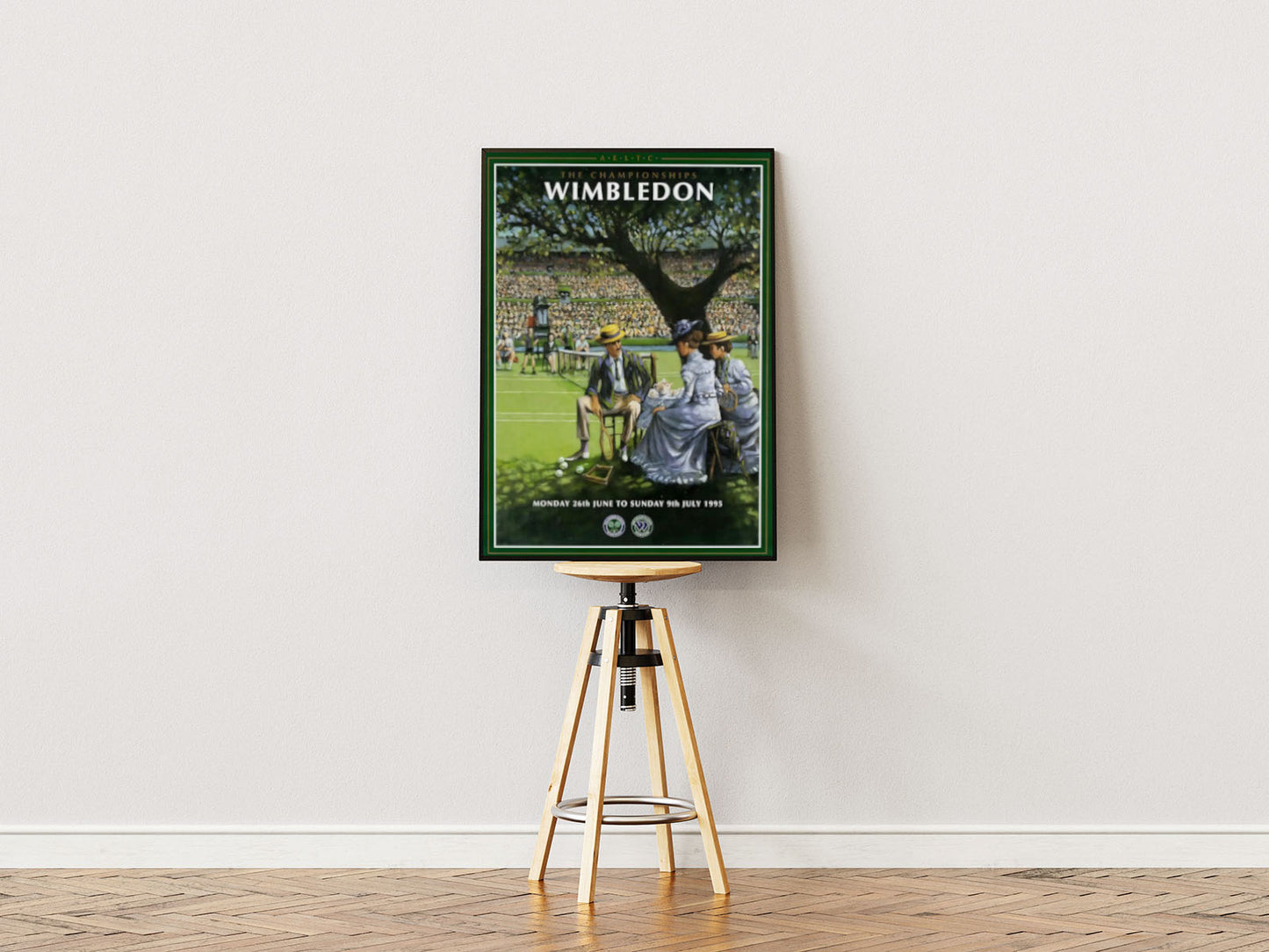 Poster ständer  Poster mit Rahmen Vintage Tennisplatz in tennisstadium mit publikum und Baum und Picknick am Baum mit Beschriftung und grüner umrandung, beige schwarz grün