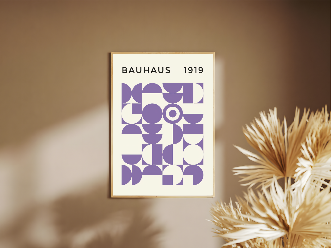 Holzrahmen  Poster mit Rahmen Bauhaus Ausstellung 1919 mit Geometrischen Formen mit Kreisen Halbkreisen in violett mit Überschrift auf Beigen hintergrund  