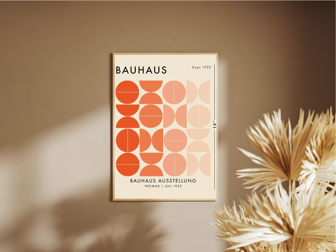 Holzrahmen Poster mit Rahmen Bauhaus Ausstellung 1923 orange geometrische Formen mit kreisen und halbkreisen und beschreibung und überschrift auf Beigen hintergrund