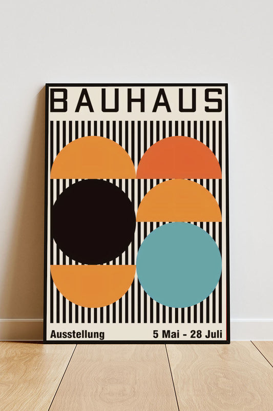 Close-up Poster mit Rahmen Bauhaus Ausstellung mit Beschriftung und Überschrift und geometrischen Formen Kreisen und Halbkreisen mit schwarzen Balken in Blau schwarz beige orange gelb