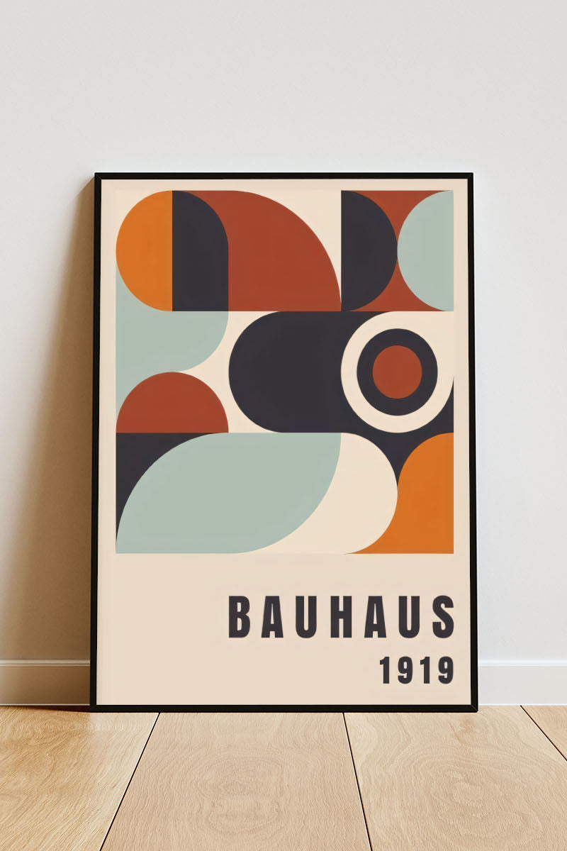 Close-up Poster mit Rahmen Bauhaus Ausstellung 1919 mit orange rot schwarz in geometrischen Formen auf Beigen hintergrung