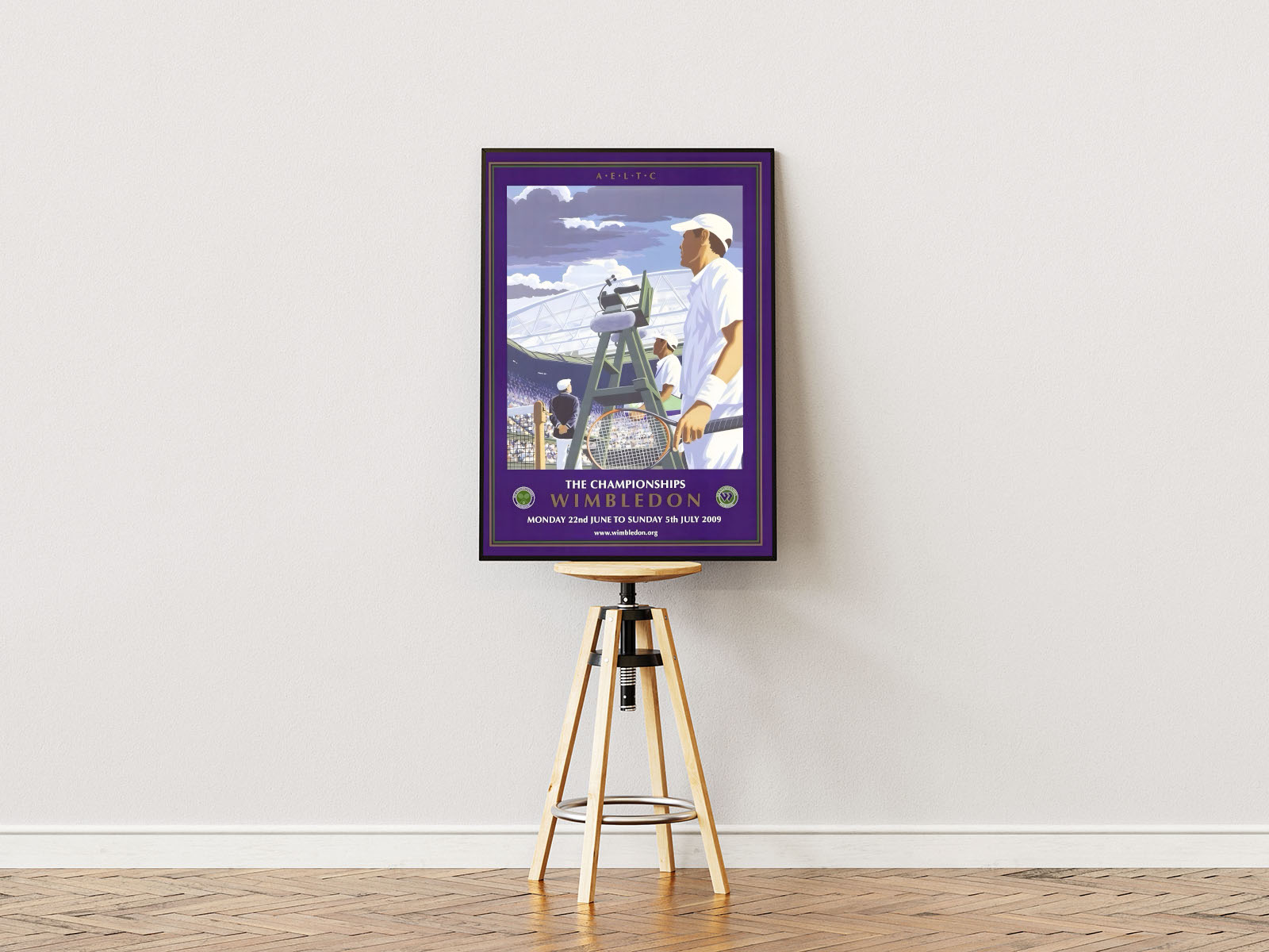 Poster Ständer Poster mit Rahmen Tennisspieler in Tennisstadium mit Publikum und wolken und beschriftung im gezeichneten Vintage Stil violett weiß beige