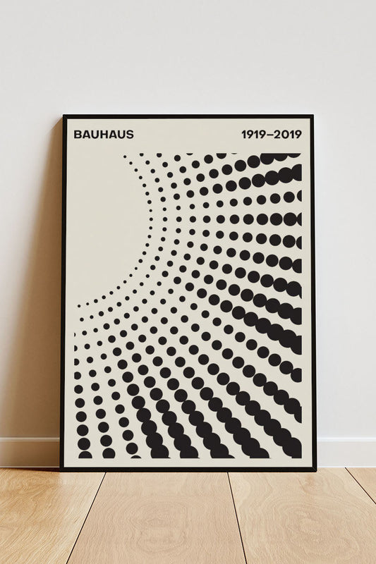 Close-up Poster mit Rahmen Bauhaus Ausstellung mit überschrift und geometrischen Formen als kreise in schwarz auf Beigen hintergrund