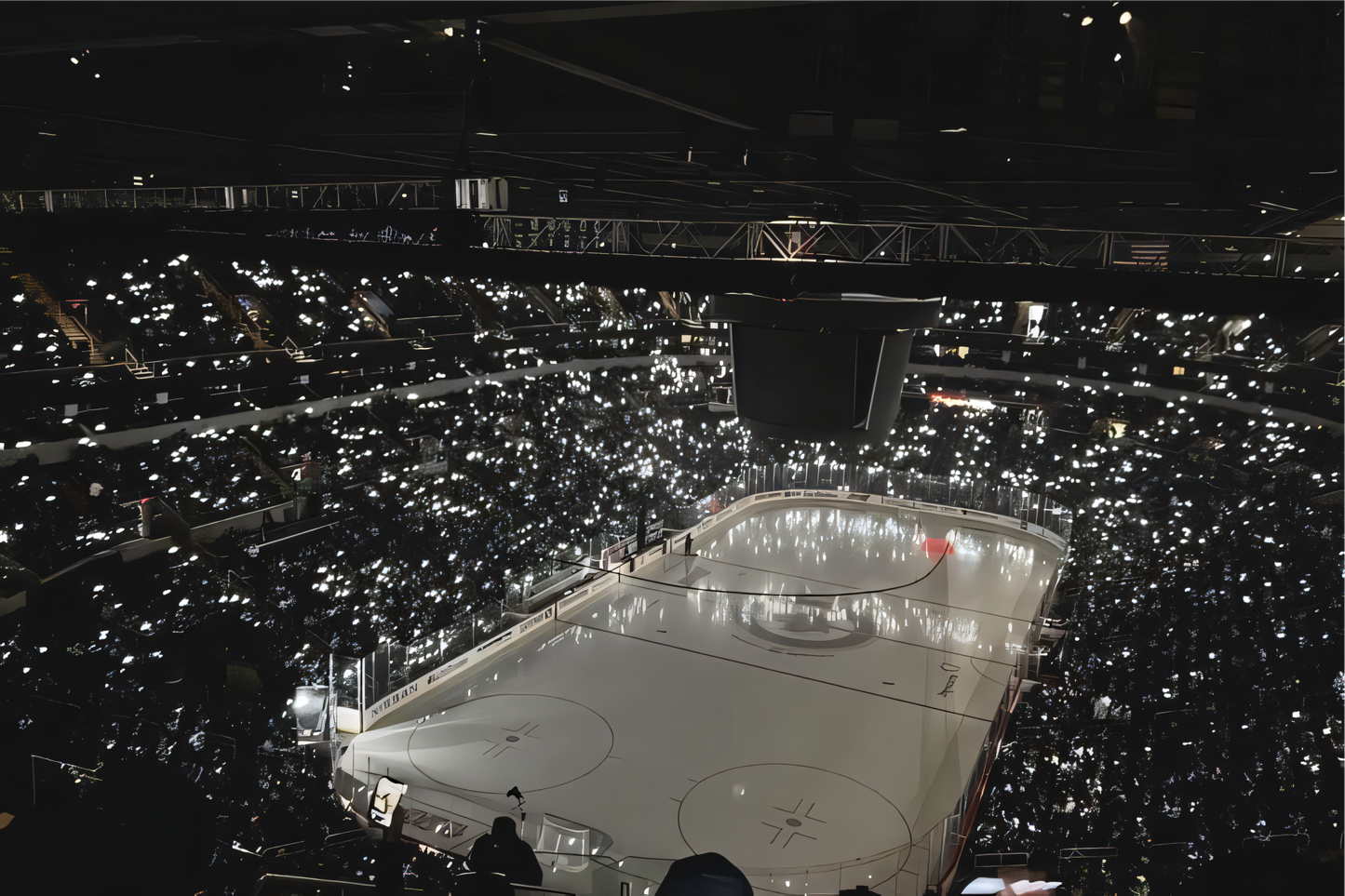 Nahaufnahme Poster mit Rahmen von oben Foto Eishockeyarena von Eishockeyplatz mit Publikum und vielen einzelnen Lichtern in schwarz weiß grau