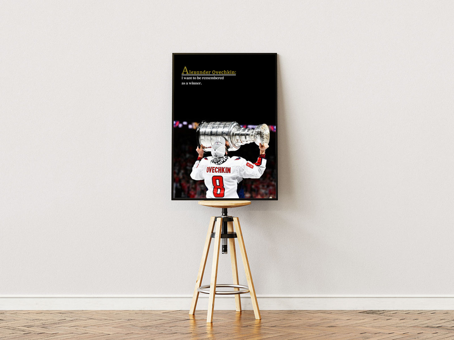 Poster ständer  Poster mit Rahmen Hockeyspieler küsst gewonnen Pokal in einem Hockeystadium mit Fans im hintergrund und Motivationszitat und überschrift in schwarz rot weiß