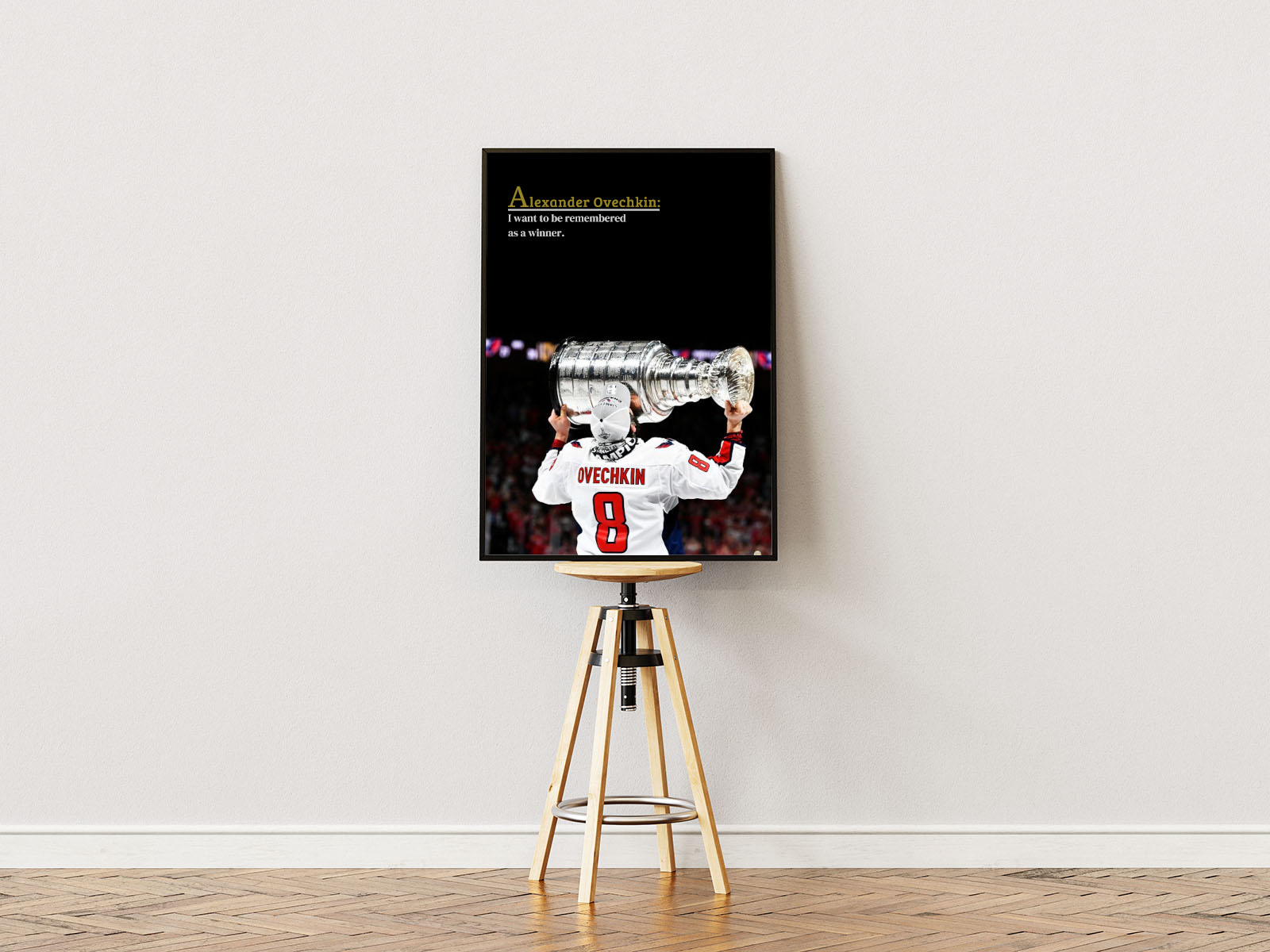 Poster ständer  Poster mit Rahmen Hockeyspieler küsst gewonnen Pokal in einem Hockeystadium mit Fans im hintergrund und Motivationszitat und überschrift in schwarz rot weiß