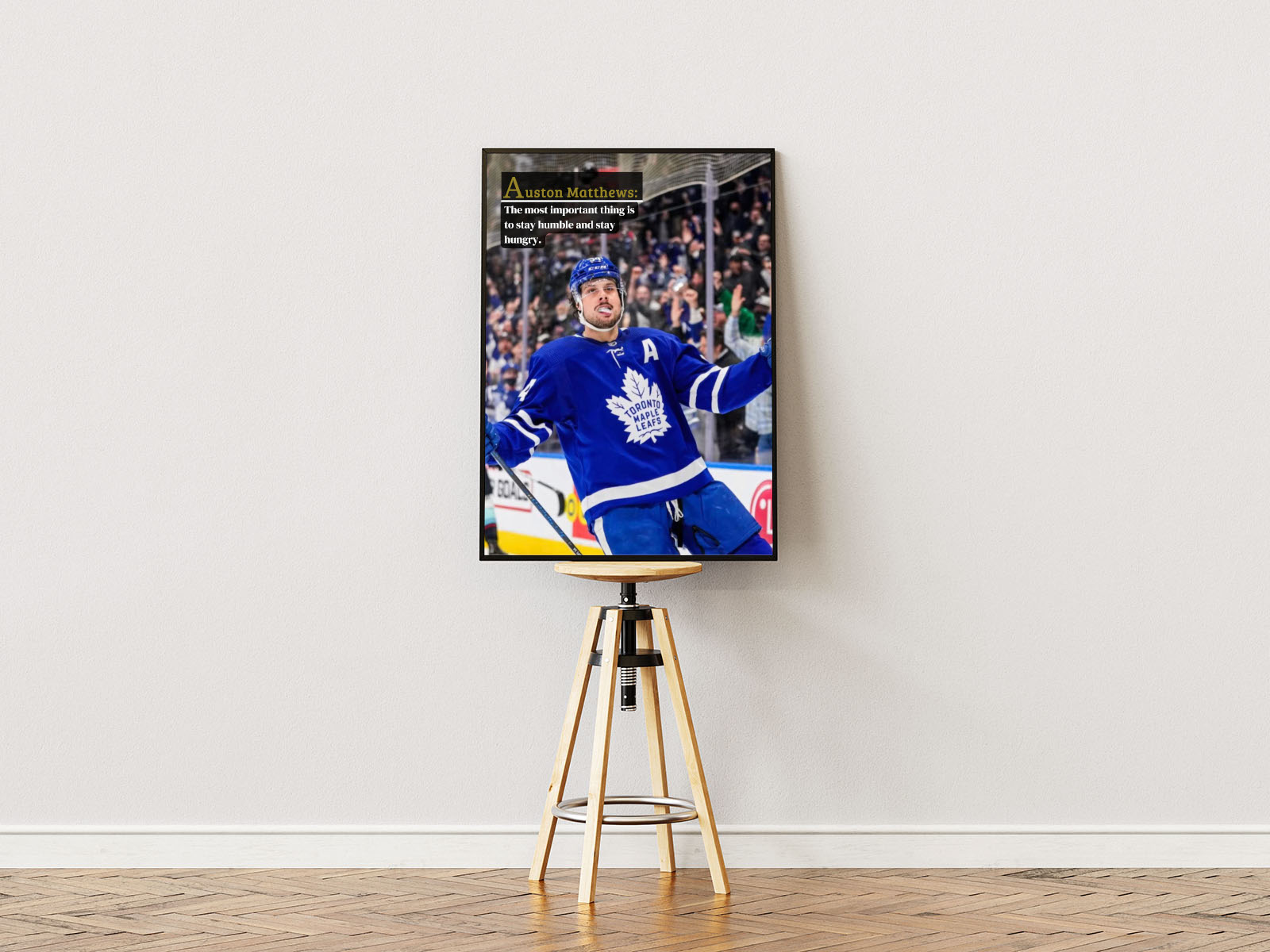 Poster ständer Poster mit Rahmen mit Eishockeyspieler in einer Eishockeyarena mit Fans und Publikum im Hintergrund und motivierendem Zitat und Überschrift in blau weiß