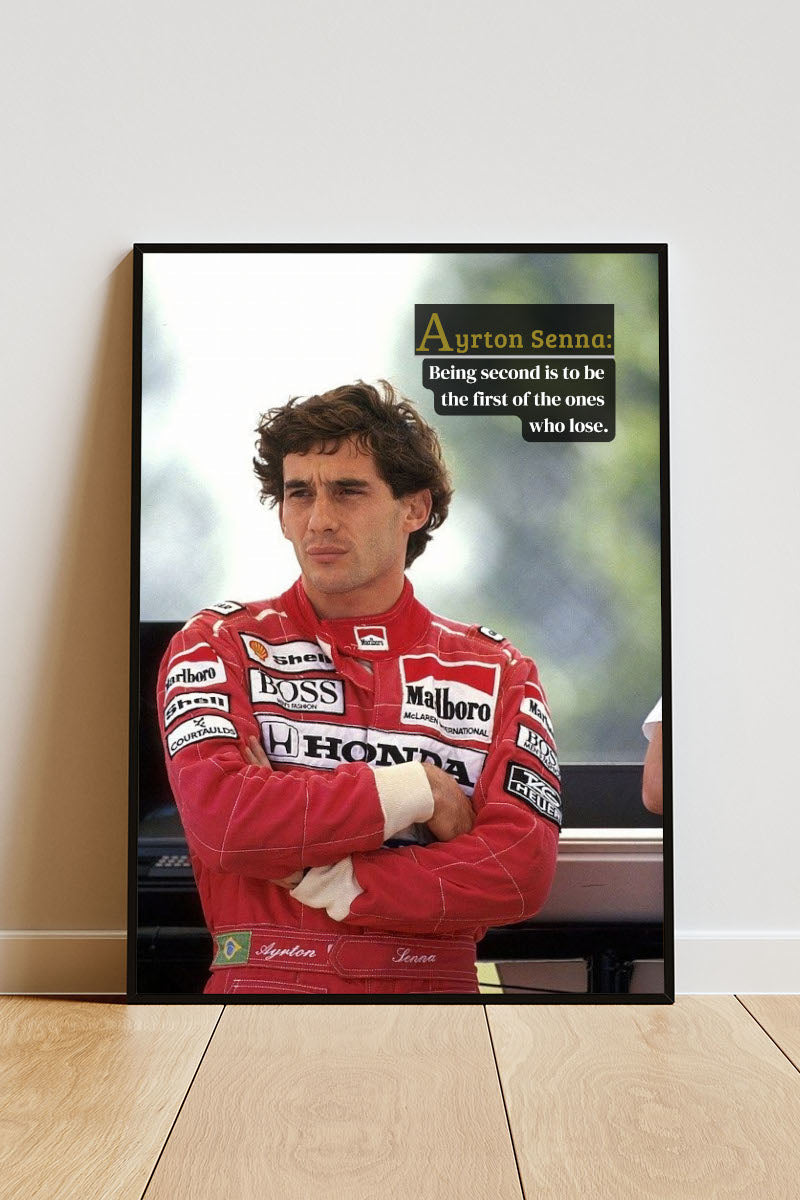 Close-up Poster mit Rahmen Ayrton Senna possiert mit Motivationszitat und überschrift in rot mit grün weißem hintergrund 