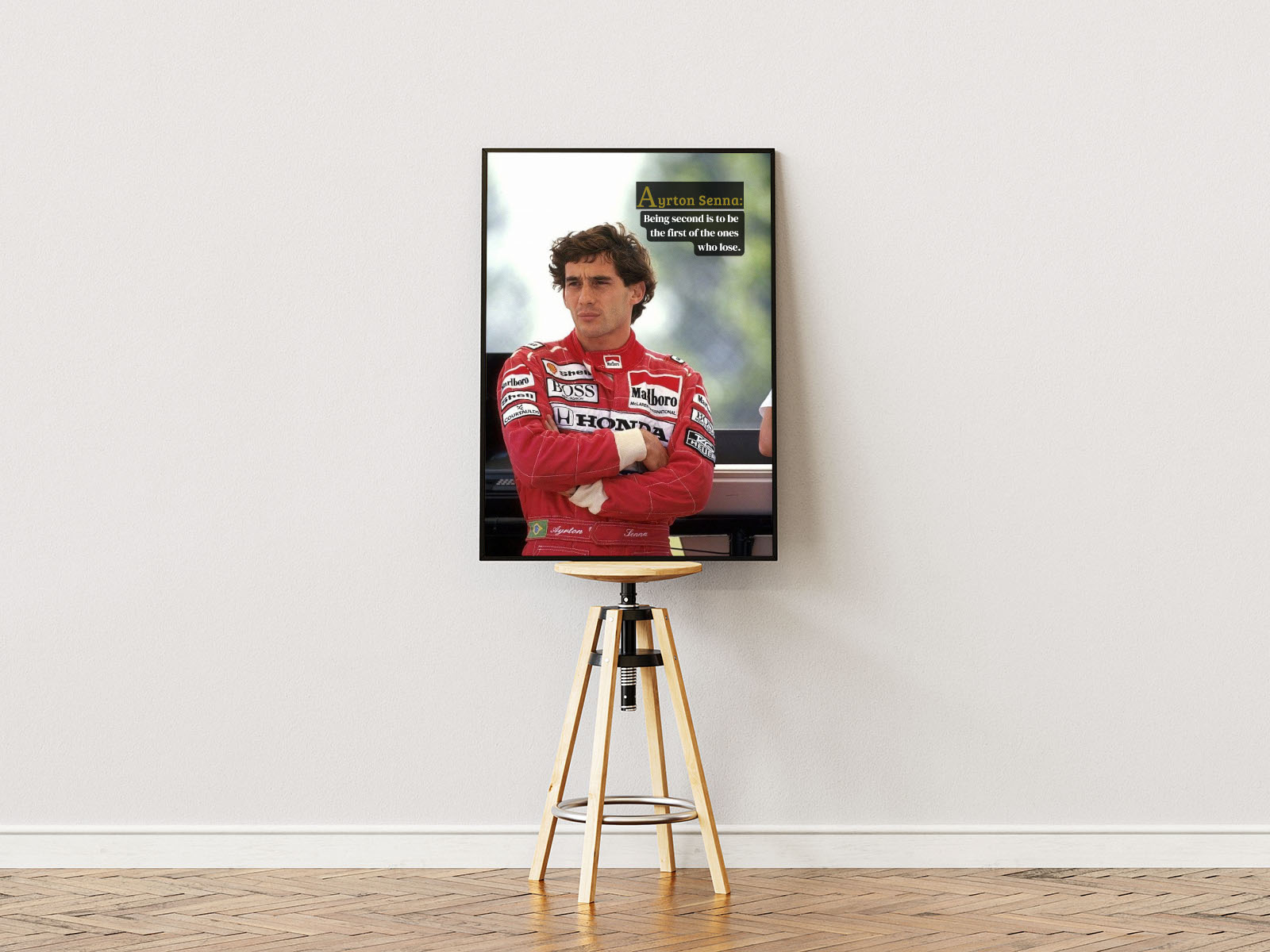 Poster Ständer Poster mit Rahmen Ayrton Senna possiert mit Motivationszitat und überschrift in rot mit grün weißem hintergrund 