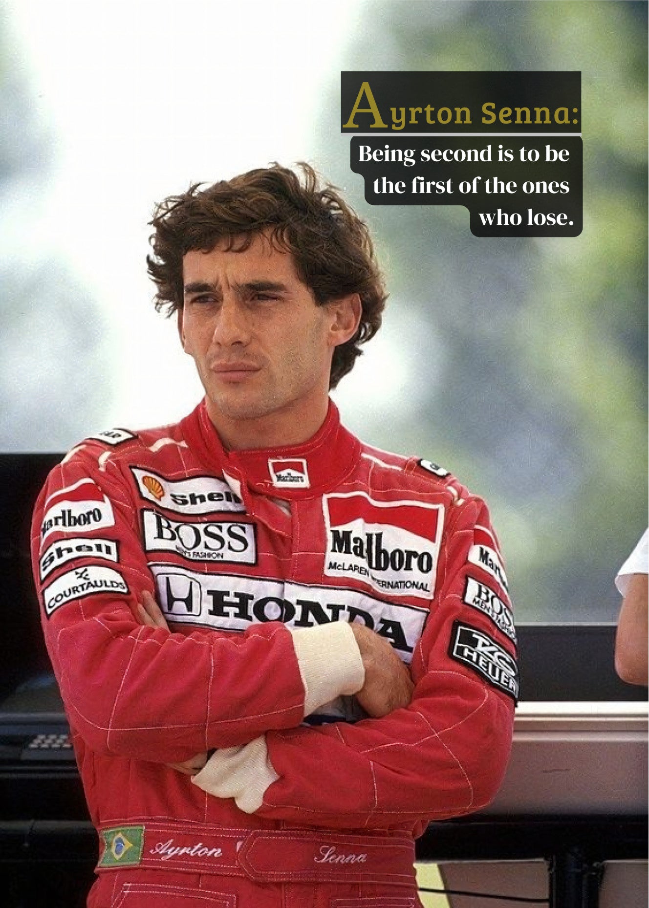 Nahaufnahme Poster mit Rahmen Ayrton Senna possiert mit Motivationszitat und überschrift in rot mit grün weißem hintergrund 