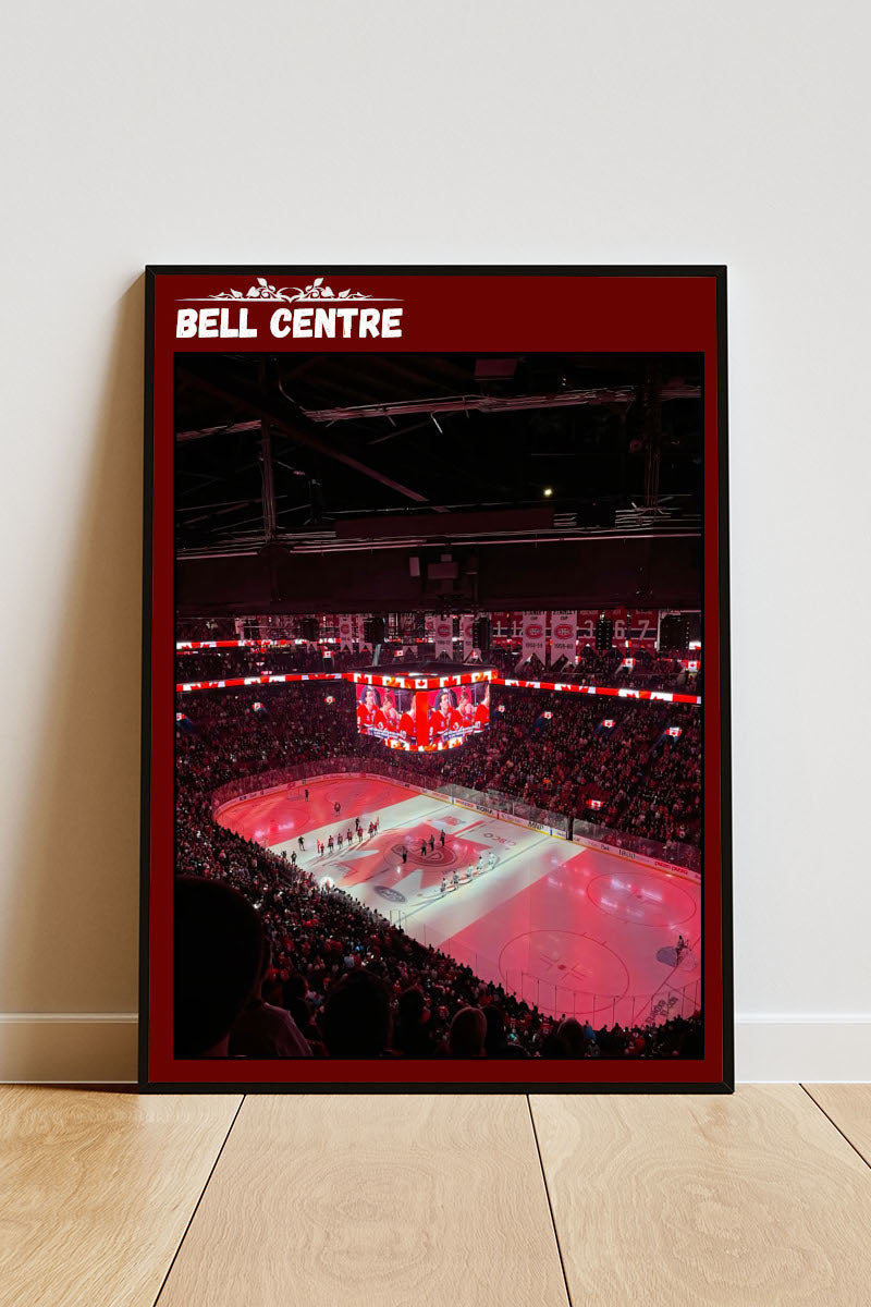 Close-up Poster mit Rahmen Eishockeystadium mit Publikum von oben Photographie mit roter Umrandung und Überschrift rot weiß schwarz