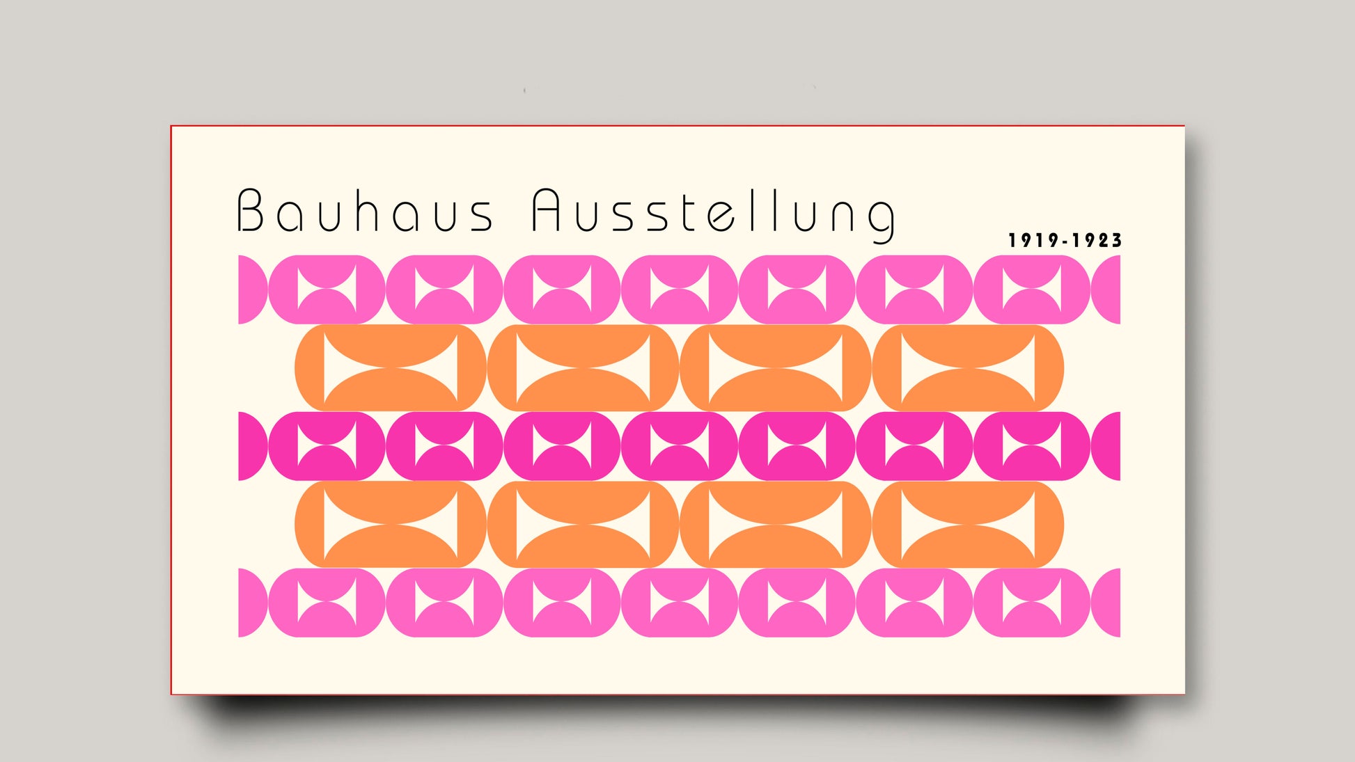 Close-up Leinwand mit überschrift Bauhaus Ausstellung mit geometrischen formen in Pink orange  auf beigen Hintergrund