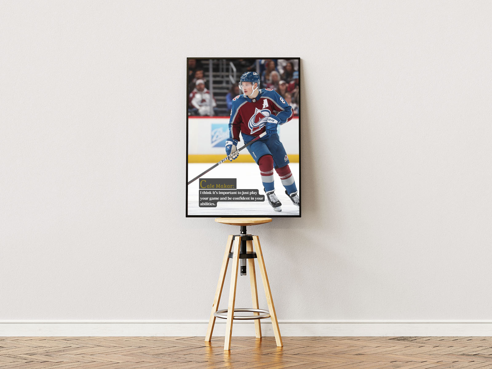 Poster ständer Poster mit Rahmen eishockeyspieler mit motivationszitat und überschrift im Eishockeystadium auf Eishockeyplatz mit Publikum in rot blau weiß