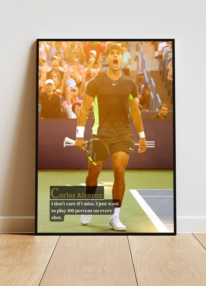 Close-up Poster mit Rahmen Tennisspieler Carlos Alcaraz mit motivierenten Zitat und überschrift im Tennisstadium in gelb orange schwarz