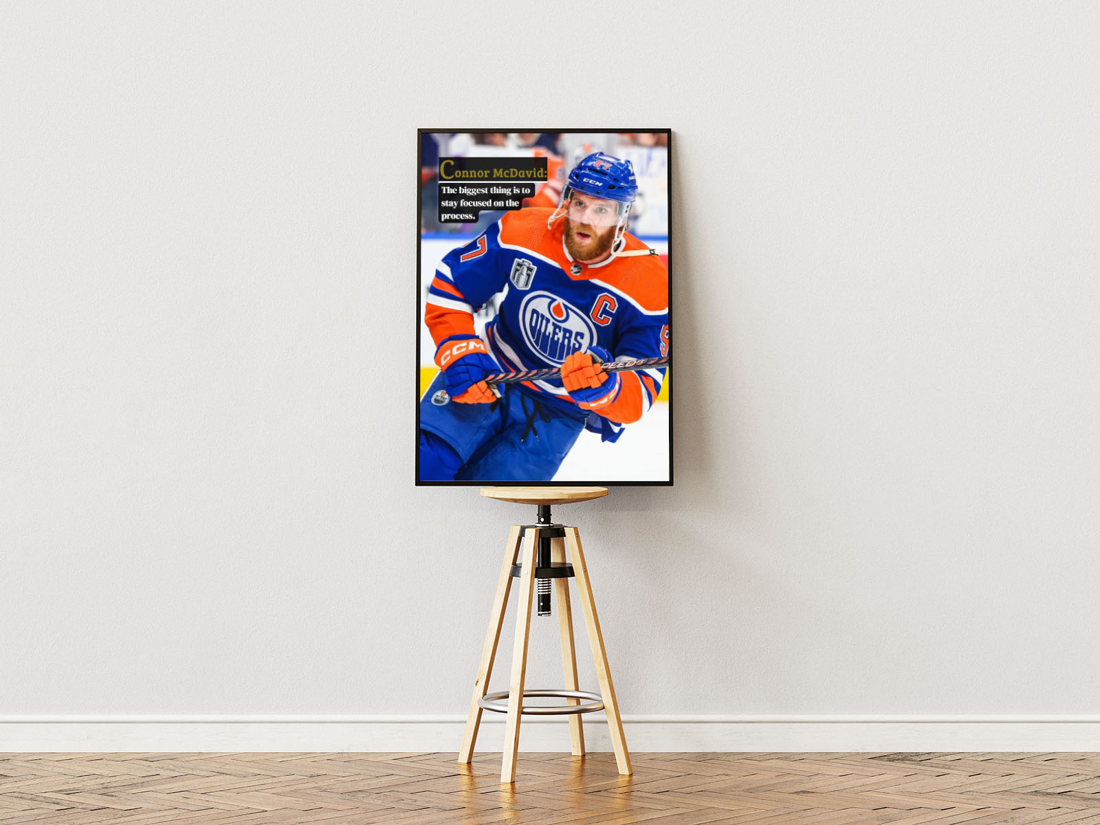 Poster ständer Poster mit Rahmen mit Eishockeyspieler und Eishockeyschläger in Eishockeystadium auf Eishockeyplatz in Orange blau und weiß mit Motivationszitat und überschrift